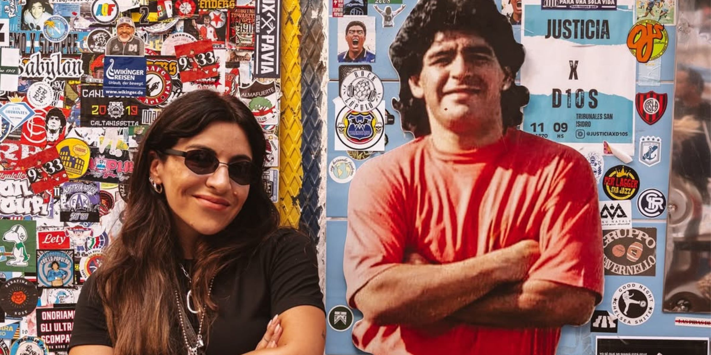 Gianinna Maradona posa junto a una gigantografía de su padre, Diego Maradona | Fuente: Instagram/giamaradona