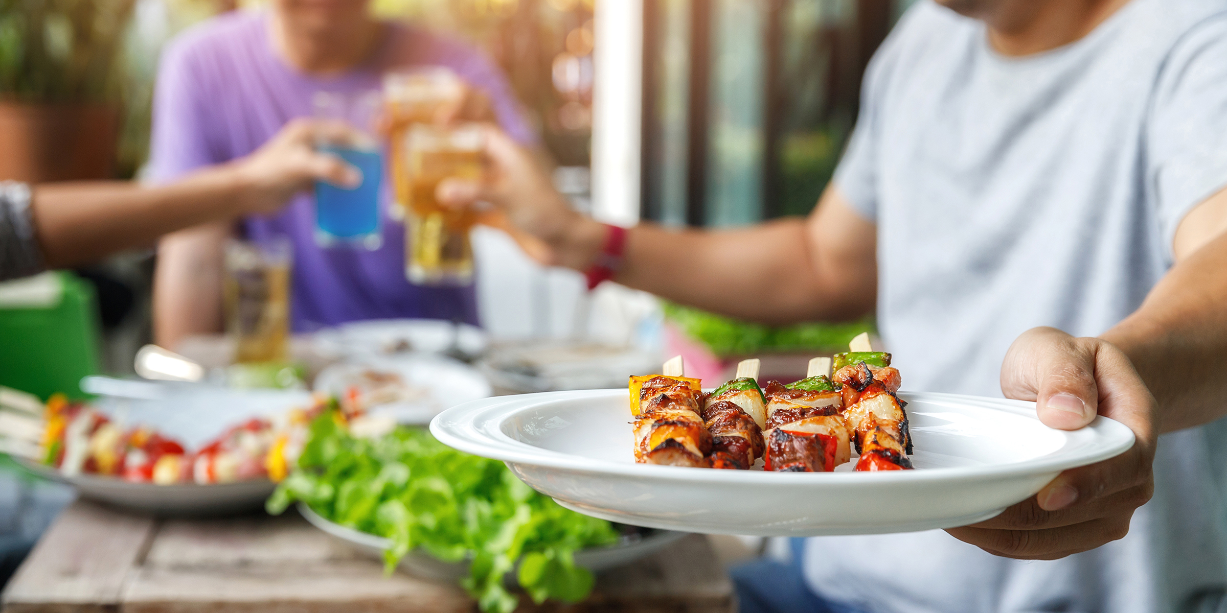 Un hombre con un plato en una fiesta | Fuente: Shutterstock