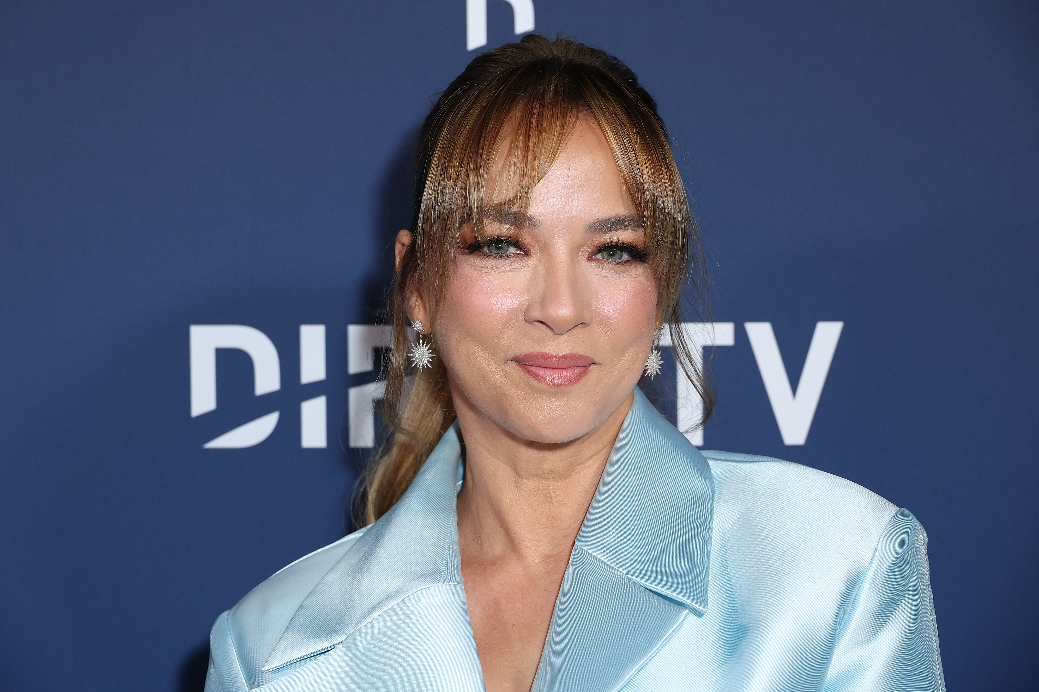 Adamari López en la Navidad de DirecTV en Kathy's en la residencia privada de los Hilton el 10 de diciembre de 2024 en Los Ángeles, California. | Fuente: Getty Images.