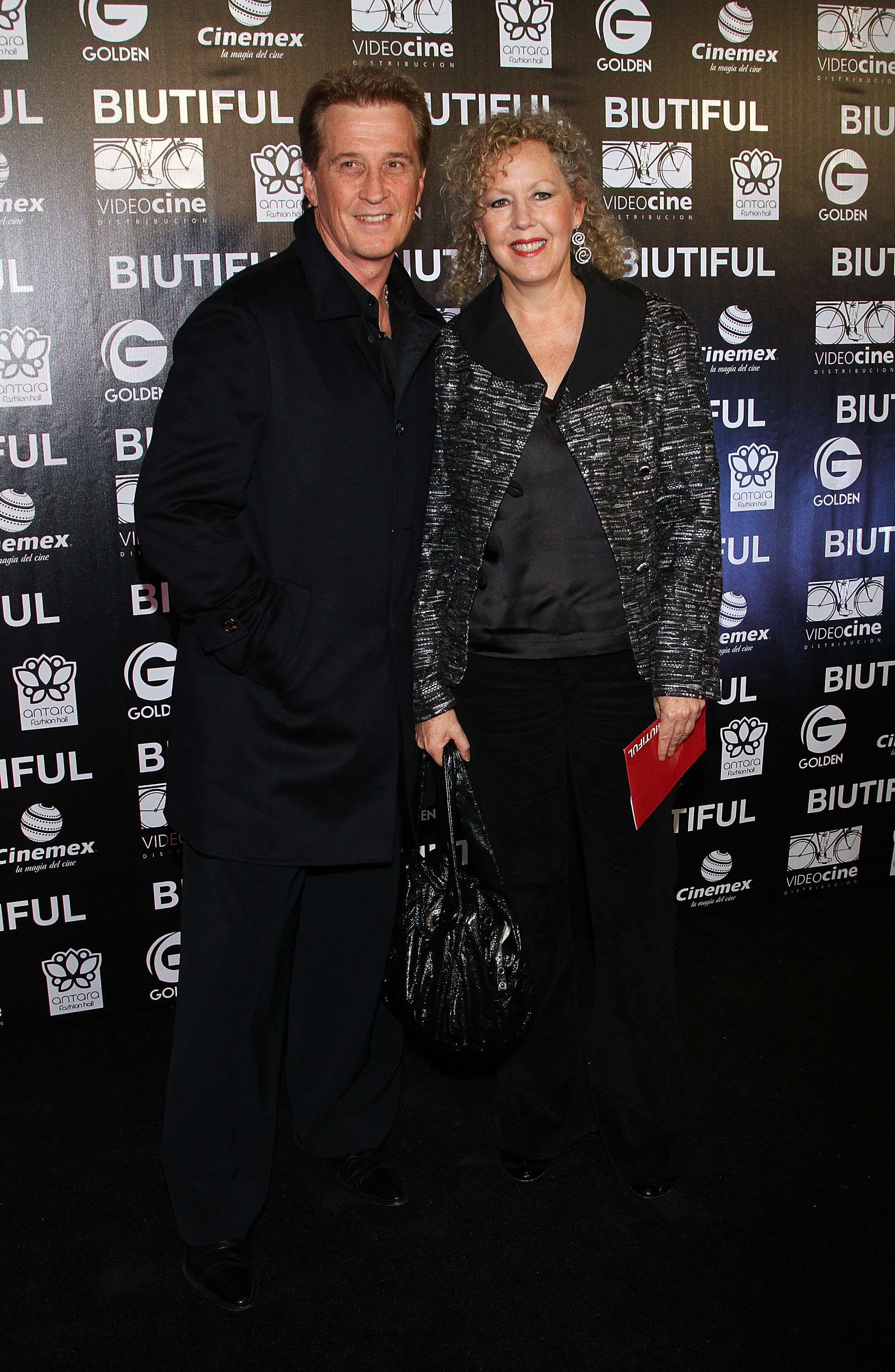 Emmanuel y su esposa Mercedes Alemán durante la alfombra roja de la película "Biutiful" en Cinemex Antara el 18 de octubre de 2010 en la Ciudad de México, México. | Fuente: Getty Images