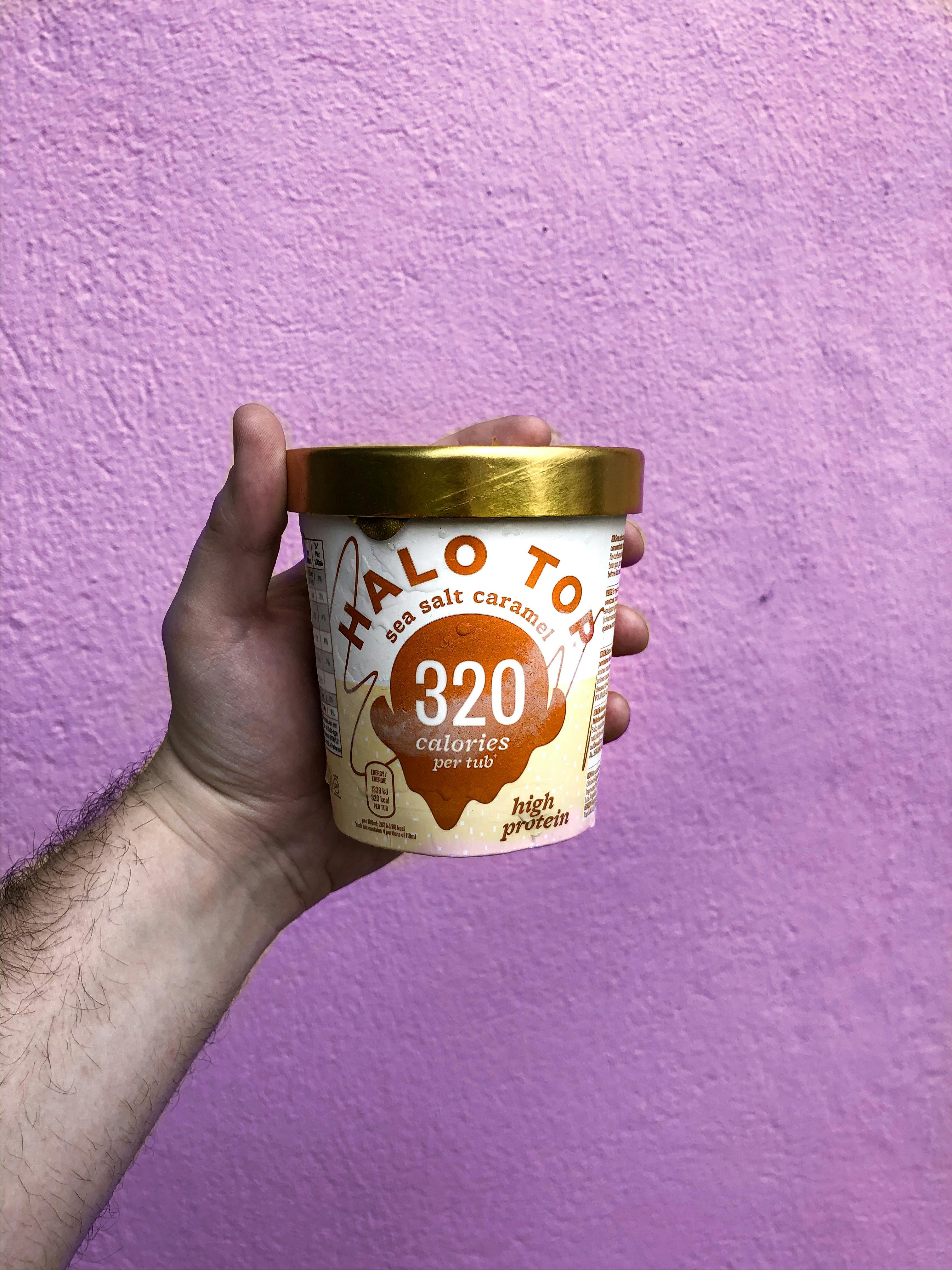 Un hombre sujetando un recipiente de helado | Fuente: Pexels