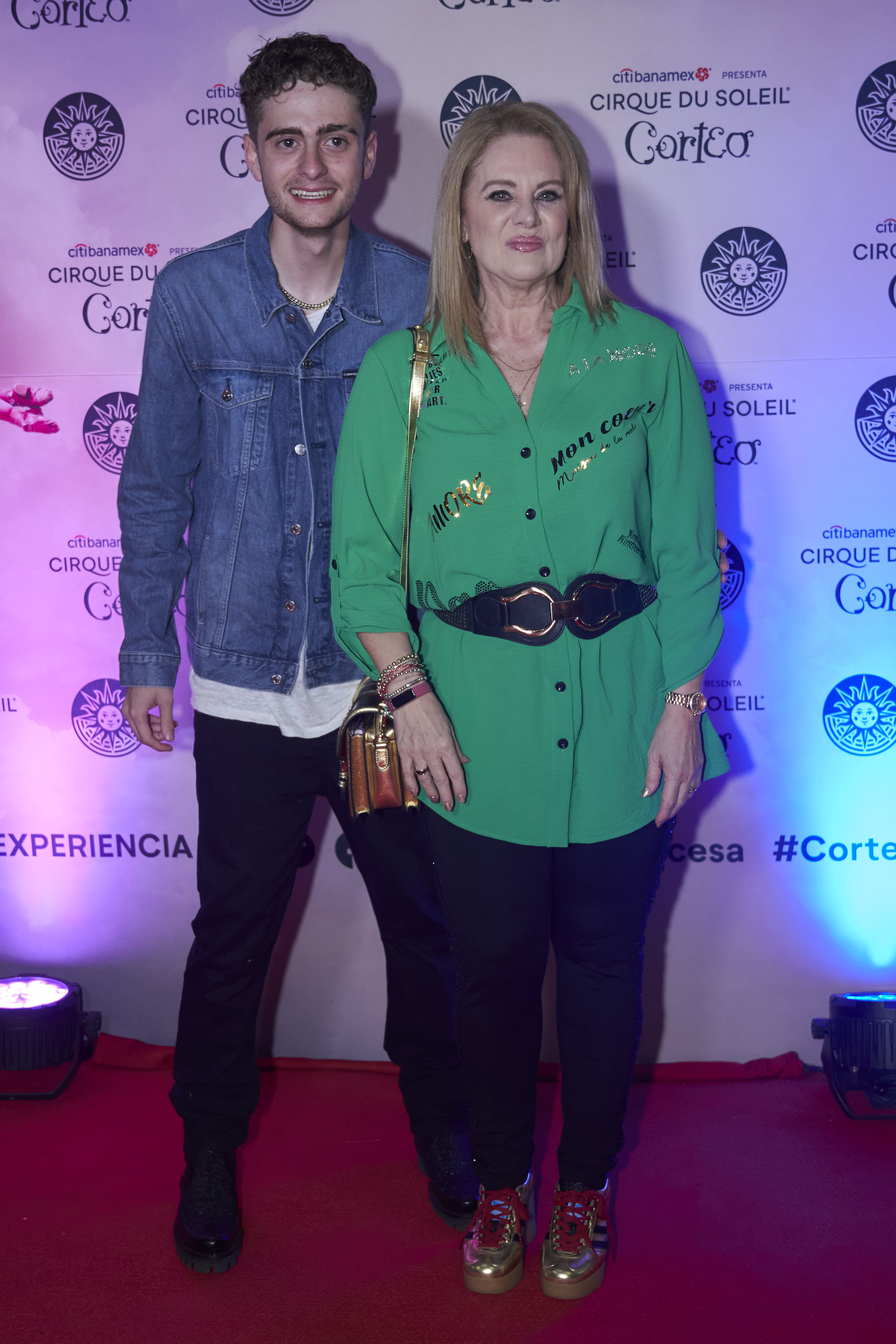 Nicolás Buenfil y Erika Buenfil posan para una foto durante la inauguración del restaurante del comediante Juan José Mendoza el 4 de octubre de 2023 en México. | Fuente: Getty Images.