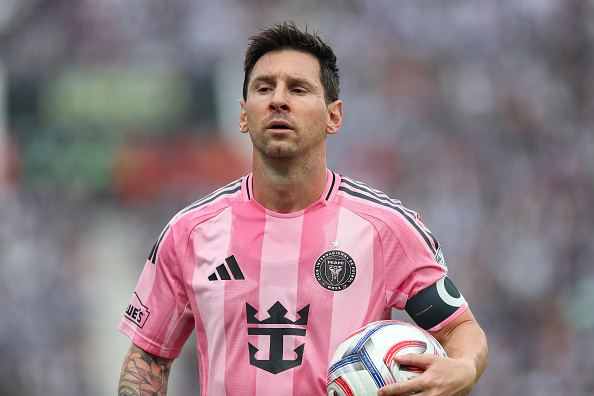 Lionel Messi, del Inter Miami, observa el juego durante un partido amistoso entre Alianza Lima e Inter Miami en el Estadio Alejandro Villanueva, el 24 de enero de 2026, en Lima, Perú | Fuente: Getty Images