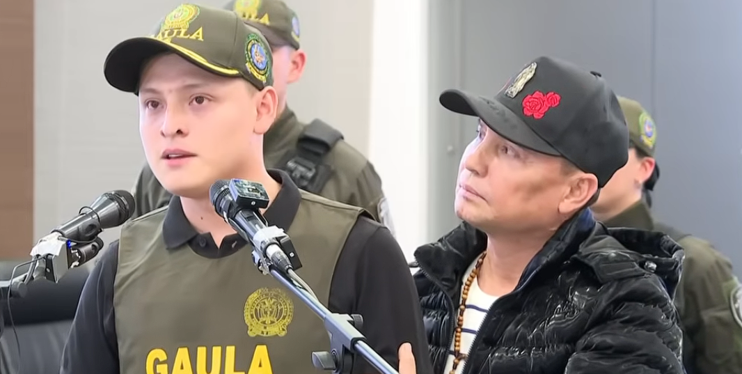 Miguel Ayala junto a su padre Giovanny Ayala dando declaraciones a la prensa sobre lo que vivió durante su secuestro | Fuente: YouTube/Noticias Caracol