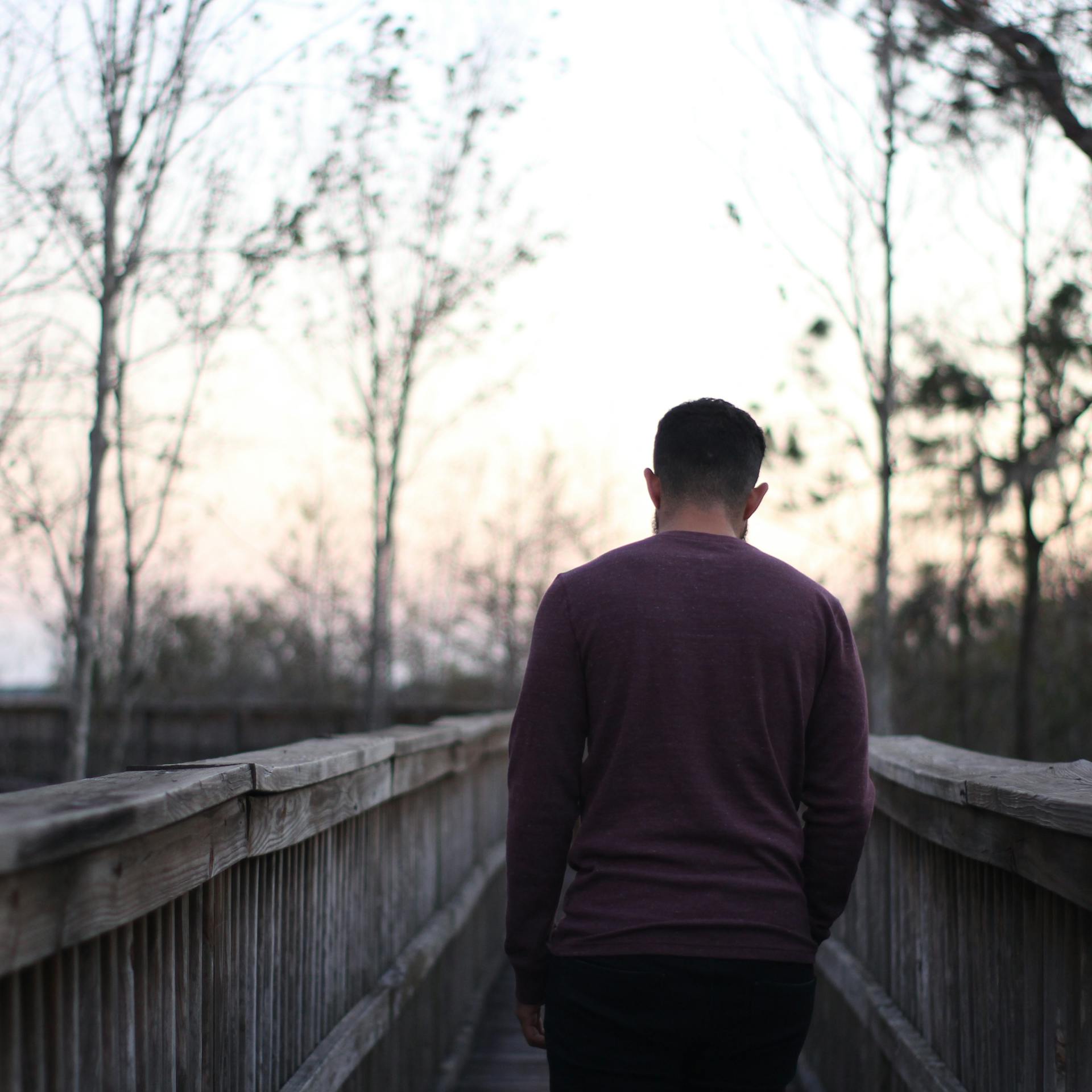 Un hombre alejándose | Fuente: Pexels