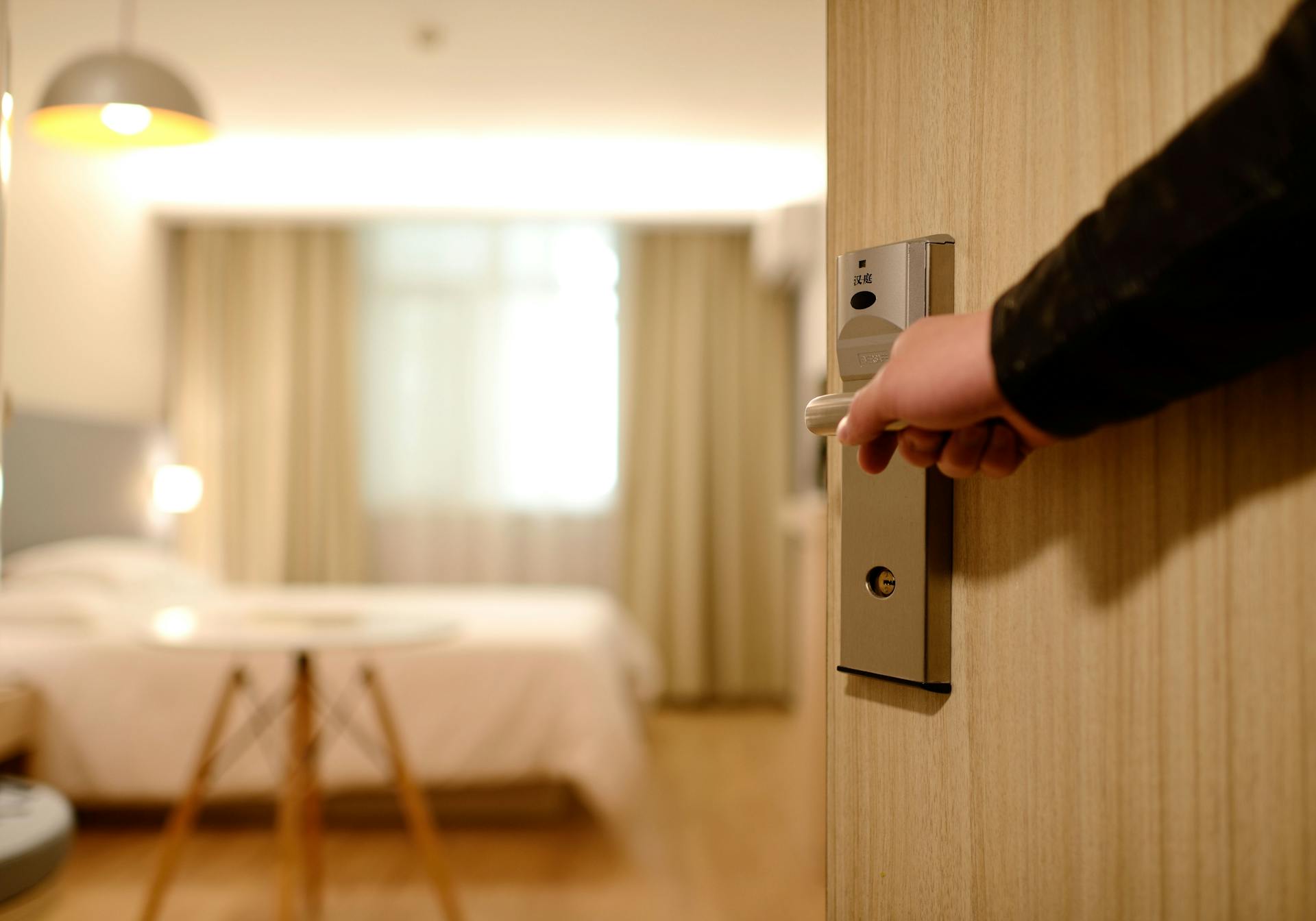 Una persona sujetando el pomo de una puerta | Fuente: Pexels