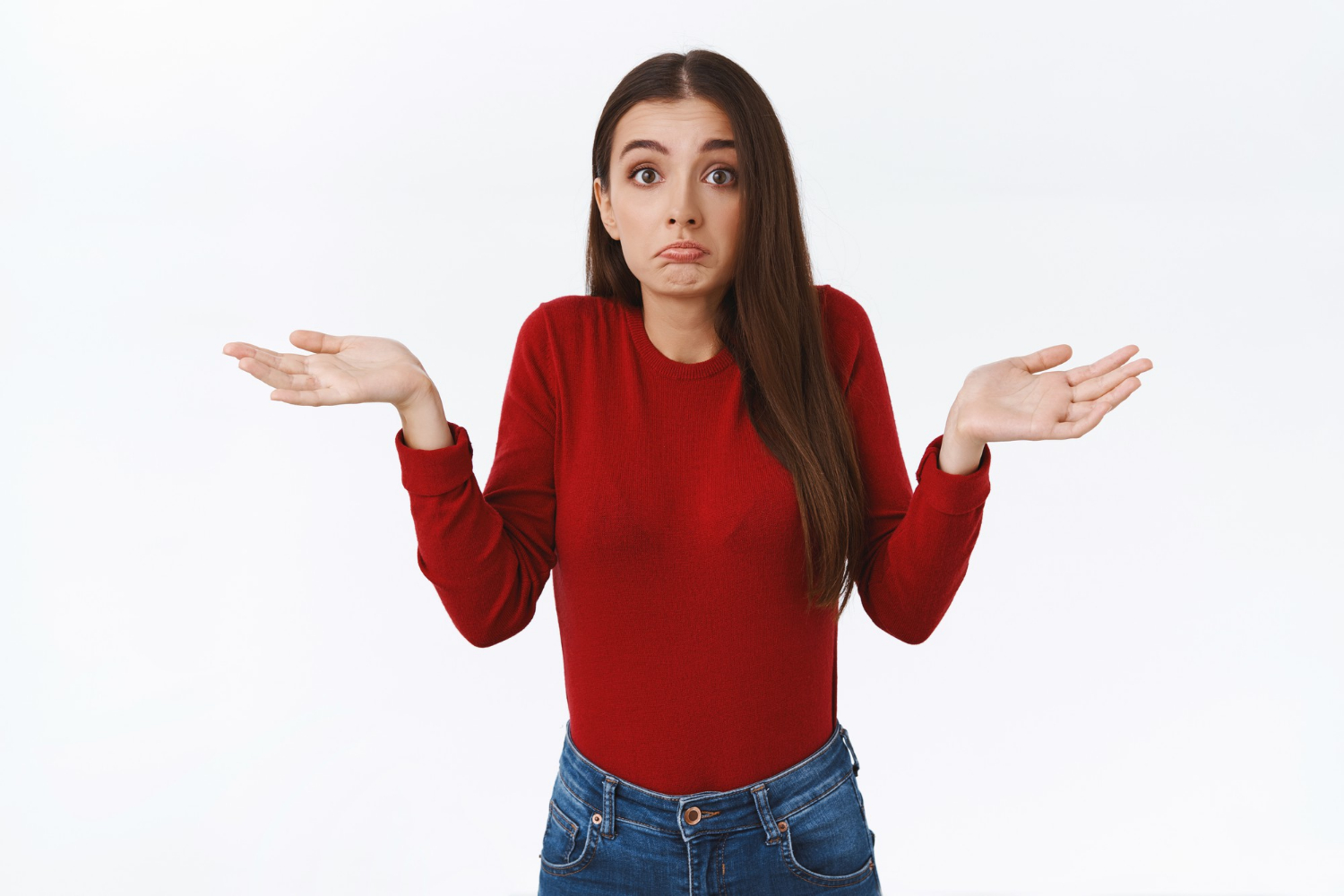 Una mujer encogiéndose de hombros | Fuente: Freepik