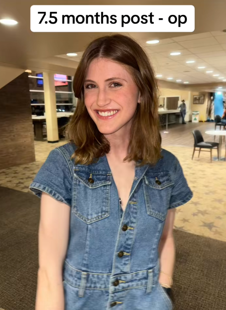 A los 7 meses y medio del postoperatorio, Virginia Elder resplandece en vaqueros, con una sonrisa firme y sincera | Fuente: TikTok/virginiaeelder
