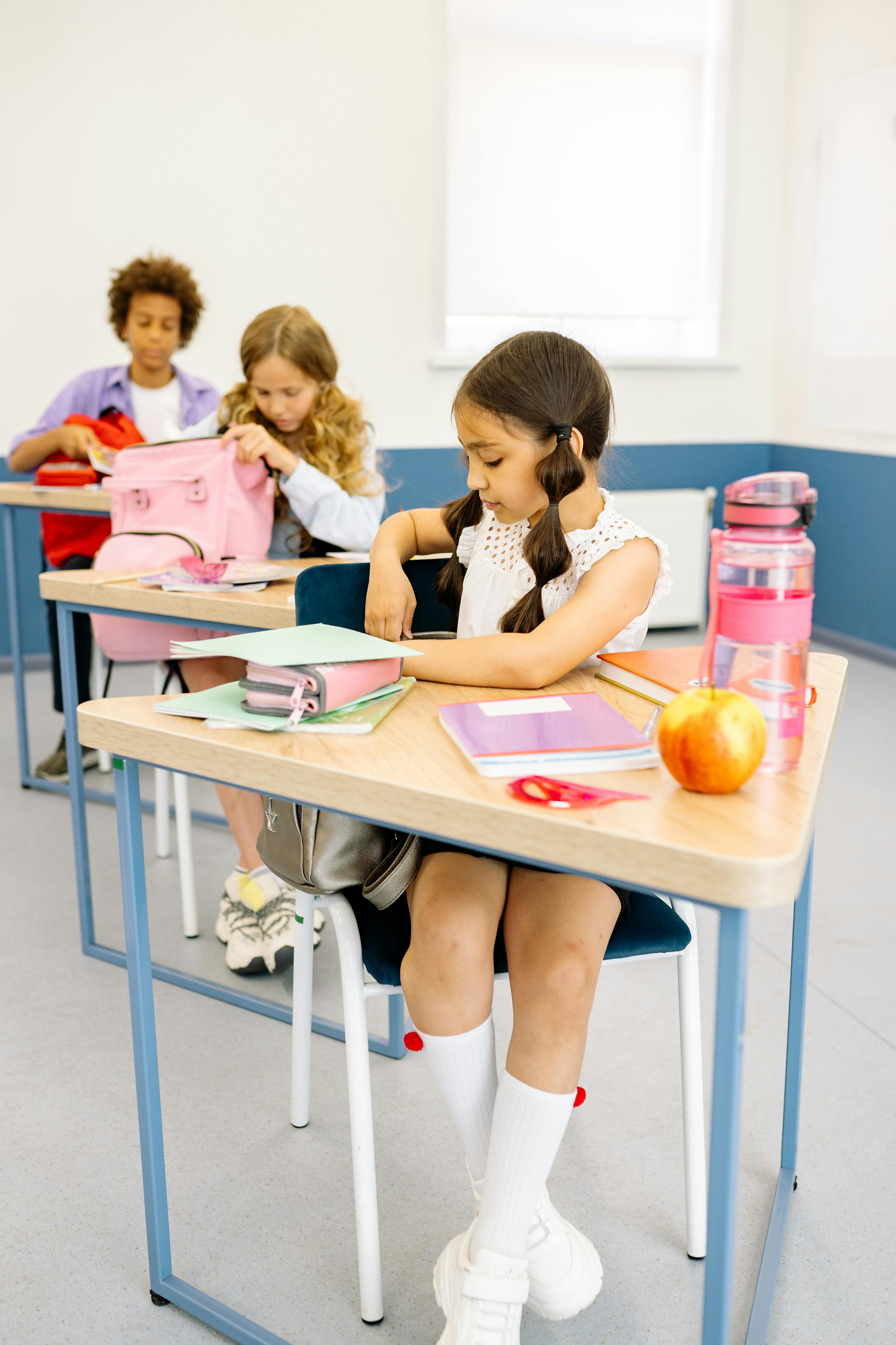 Niños pequeños dentro de un aula | Fuente: Pexels