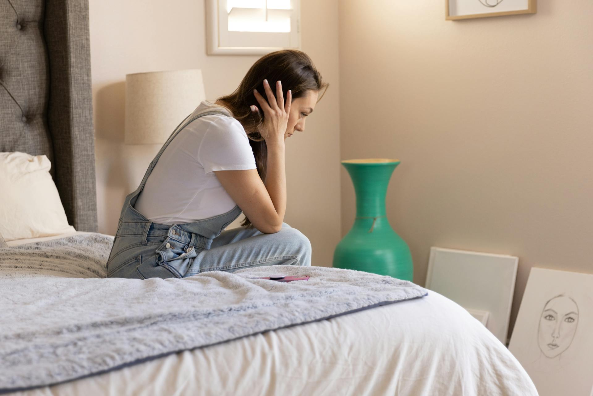 Una mujer frustrada sentada en la cama | Fuente: Pexels