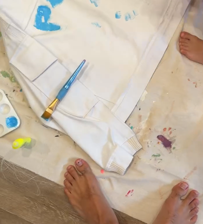 Camilo camina guiado por su hija para ver el resultado de su ropa decorada a mano | Fuente: Instagram/camilo