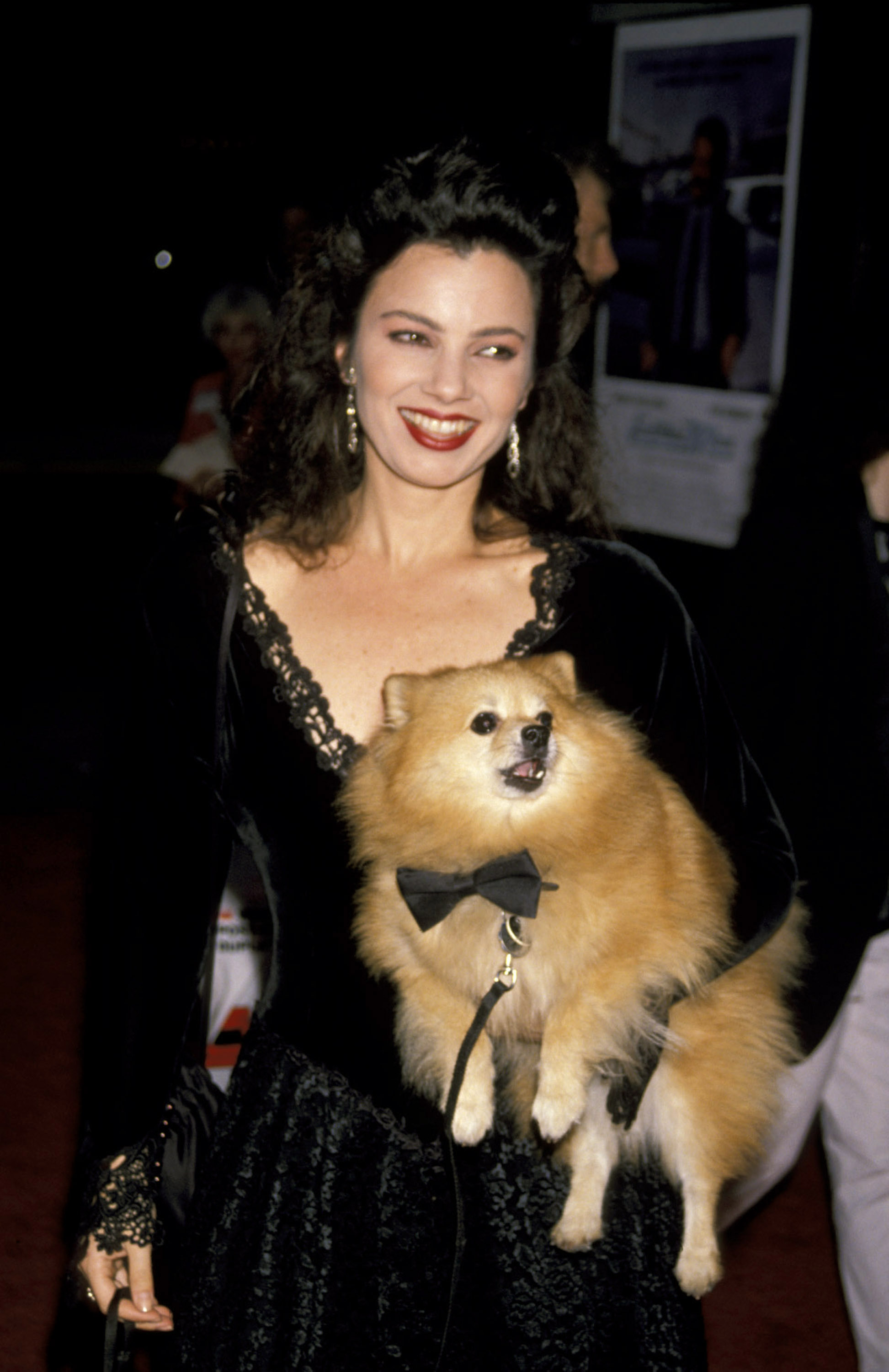 La actriz posa con su perro, Chester, durante el estreno de "Cadillac Man", el 14 de mayo de 1990 | Fuente: Getty Images