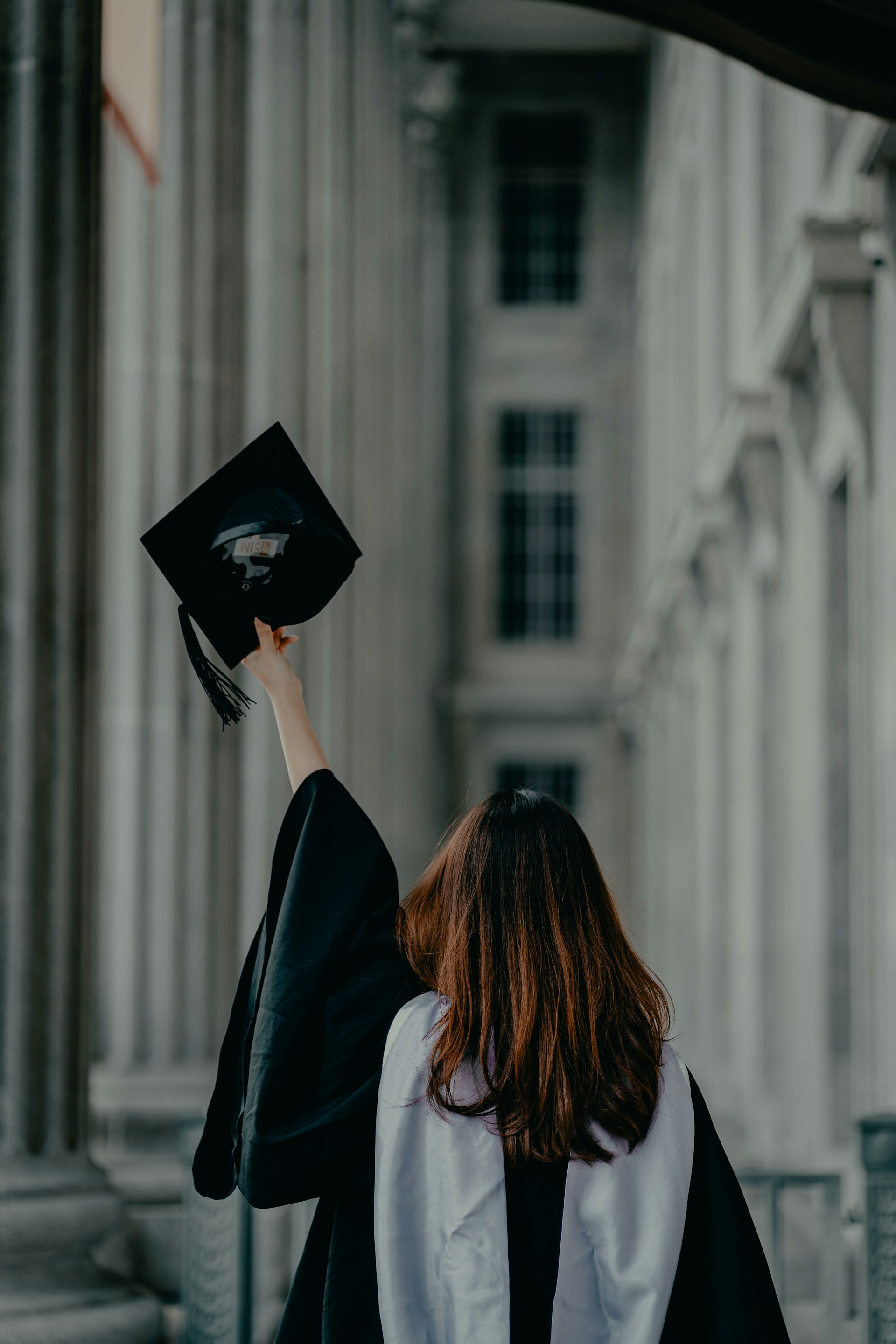 Una mujer en su ceremonia de graduación | Fuente: Unsplash