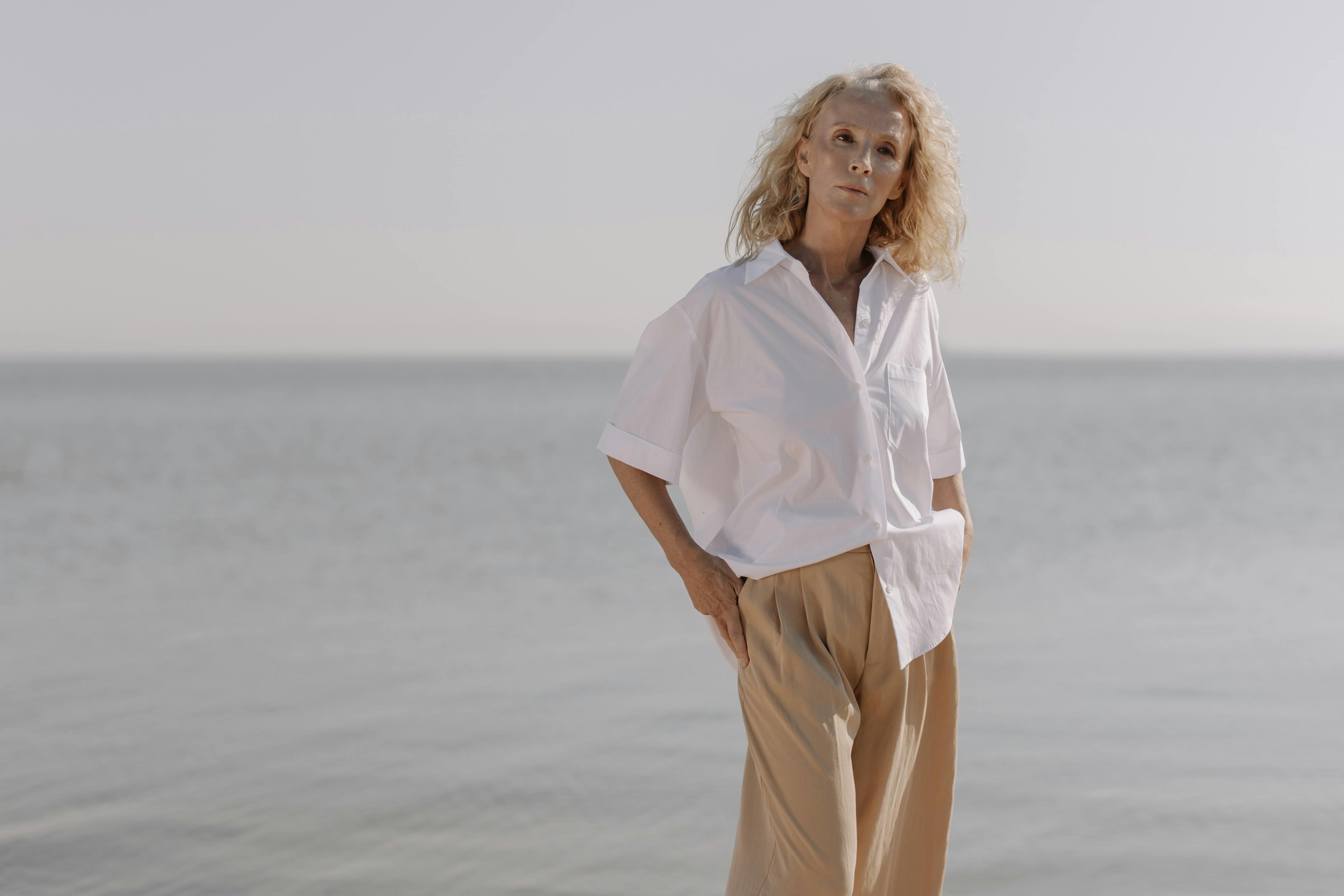 Una mujer mayor en la playa | Fuente: Pexels
