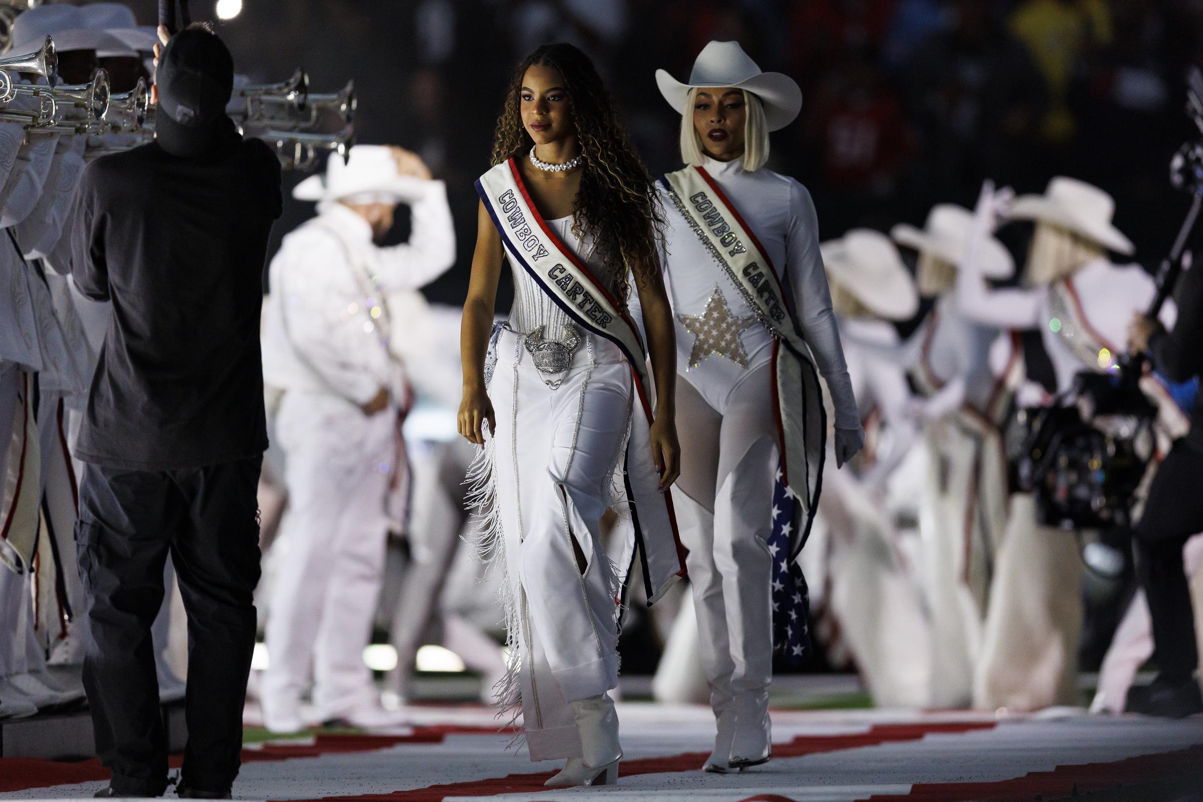 Blue Ivy durante el espectáculo de Beyoncé en el descanso de un partido de fútbol americano de la NFL entre los Baltimore Ravens y los Houston Texans en Houston, Texas, el 25 de diciembre de 2024. | Fuente: Getty Images