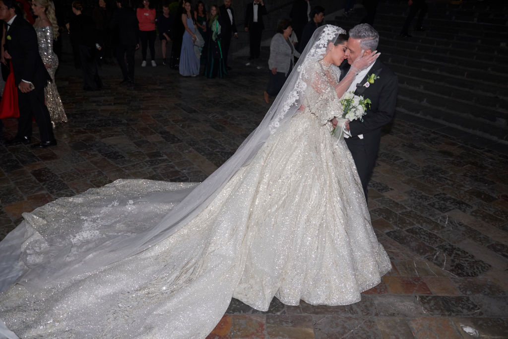 Cinthia Aparicio y Alexis Ayala posan para una foto durante su boda en la Basílica de Guadalupe el 3 de noviembre de 2023 en Ciudad de México, México. | Foto: Getty Images
