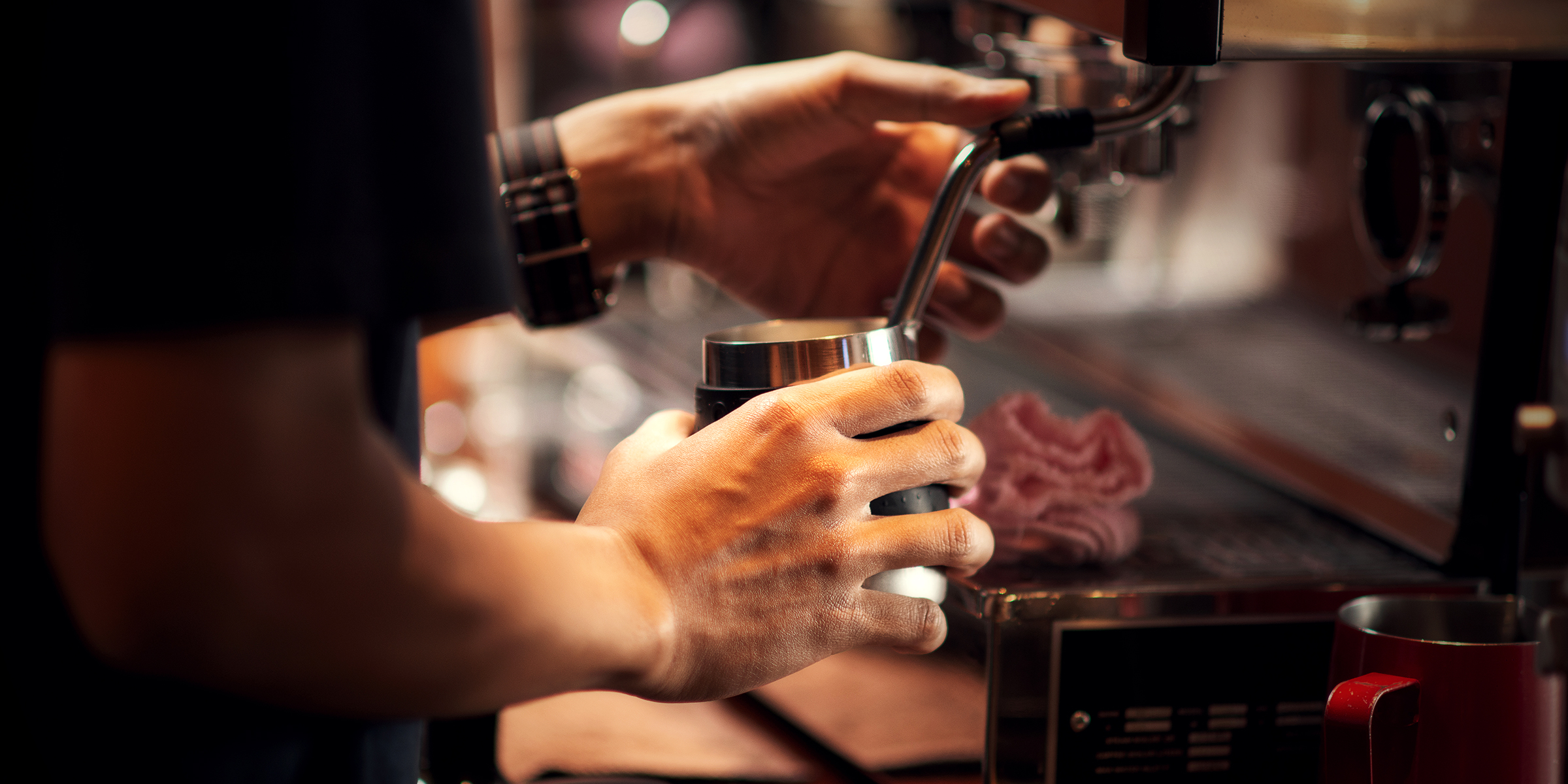 Barista preparando café | Fuente: Shutterstock