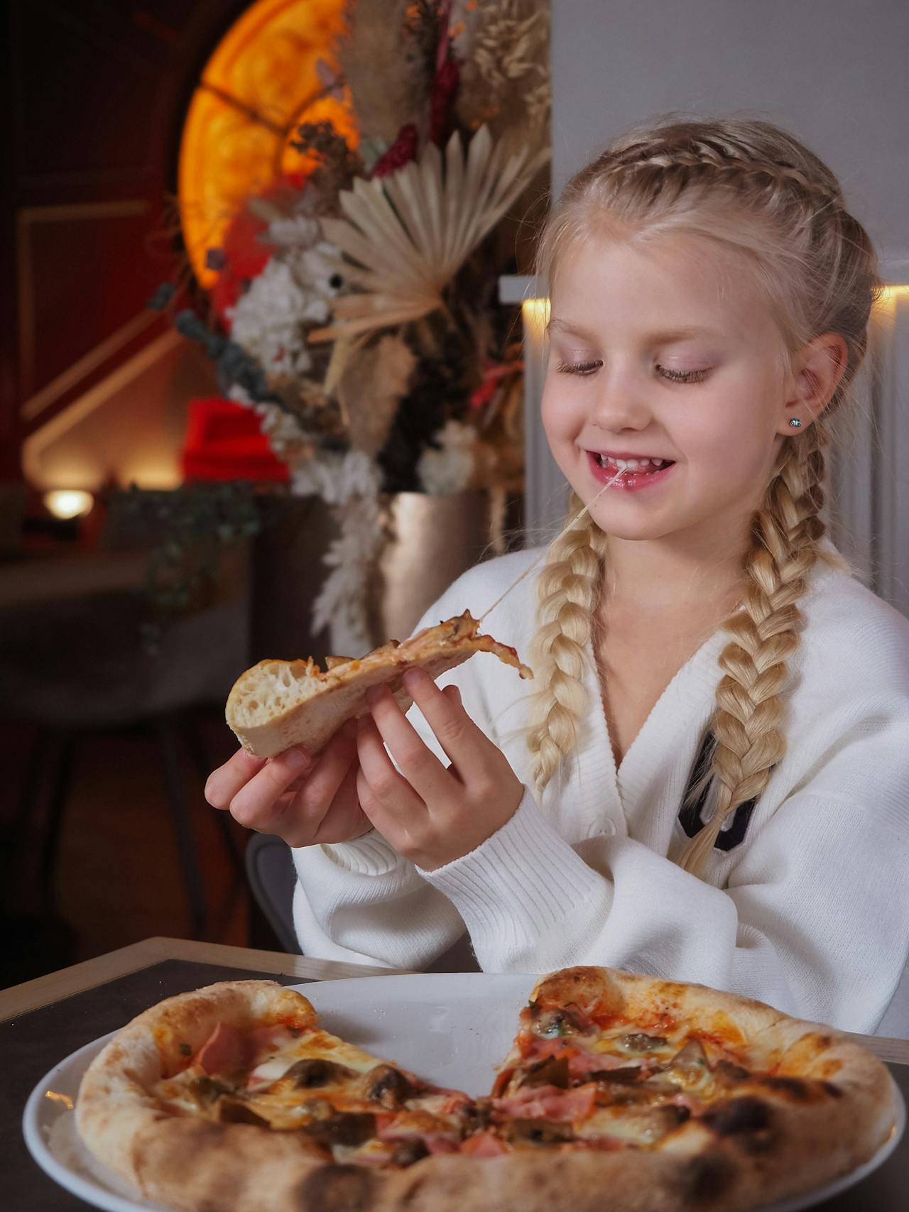 Una chica comiendo pizza | Fuente: Pexels