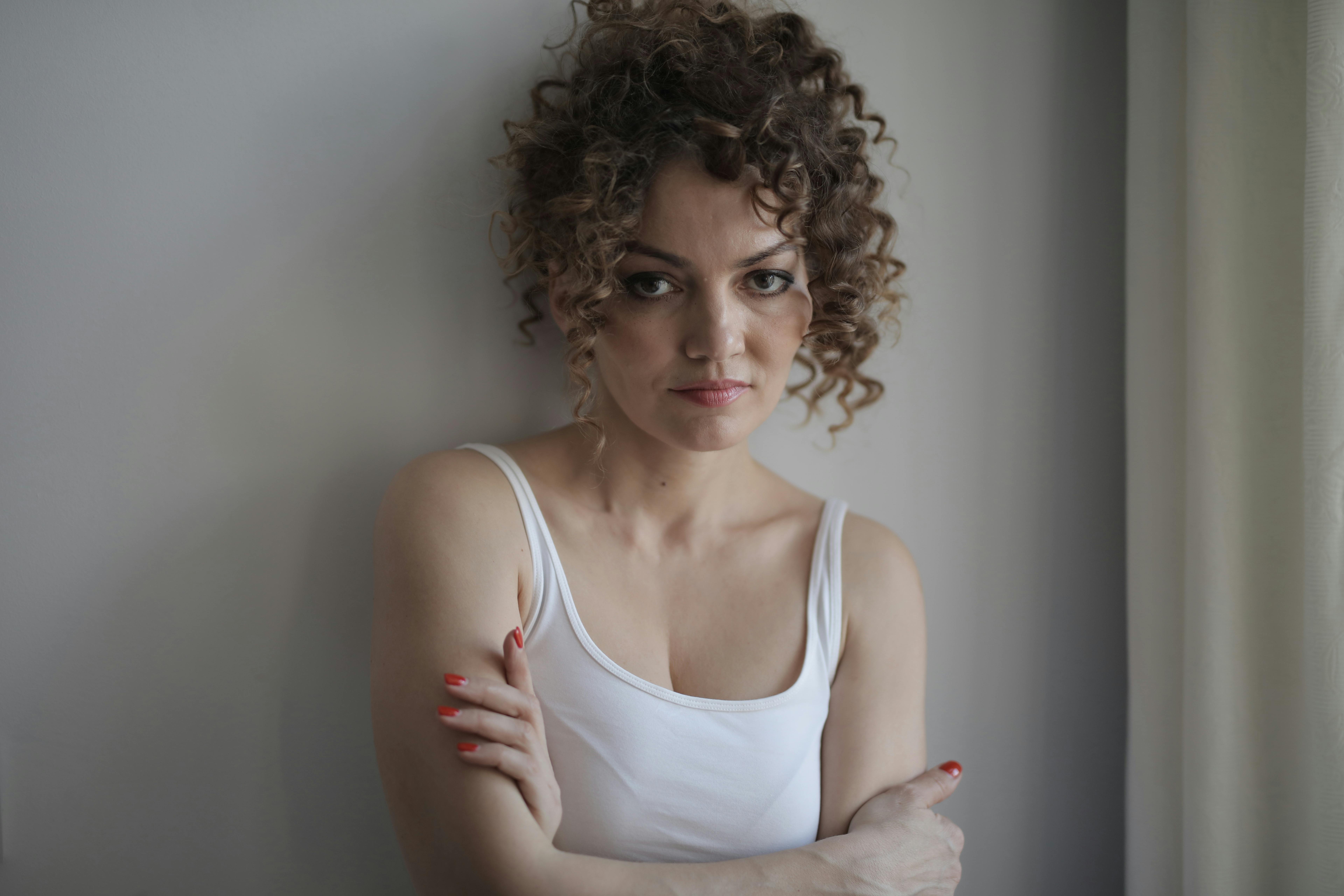 Una mujer enfadada con los brazos cruzados | Fuente: Pexels