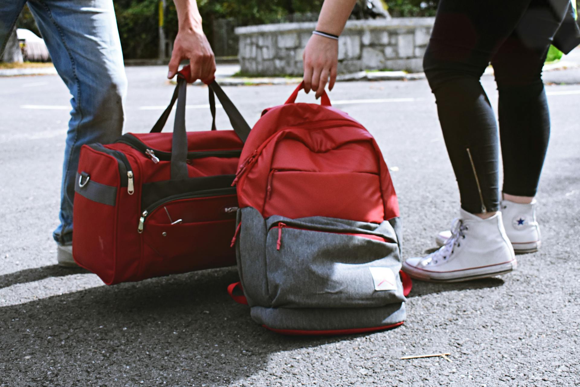 Gente llevando sus bolsos | Fuente: Pexels