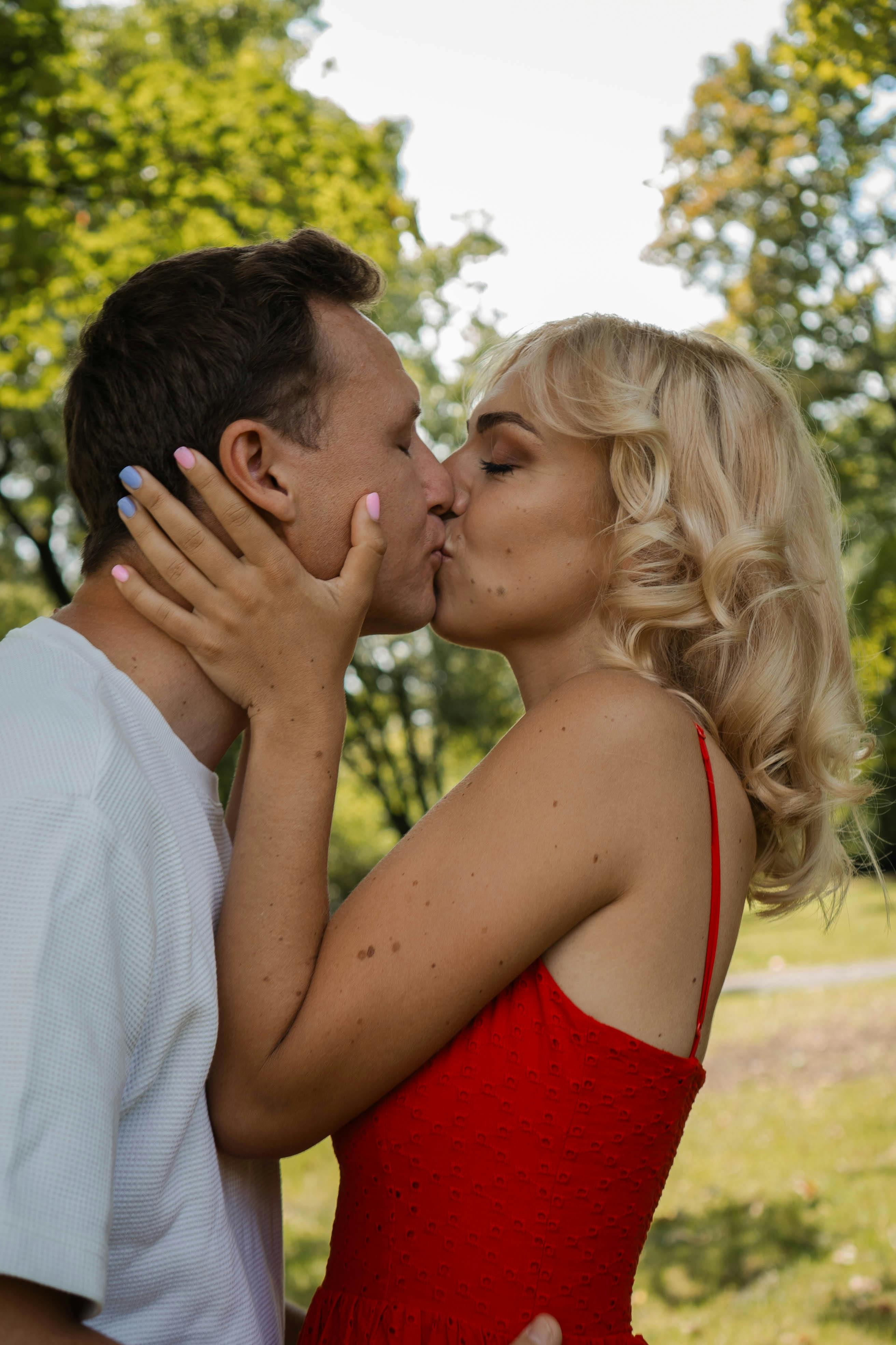 Una pareja besándose | Fuente: Pexels