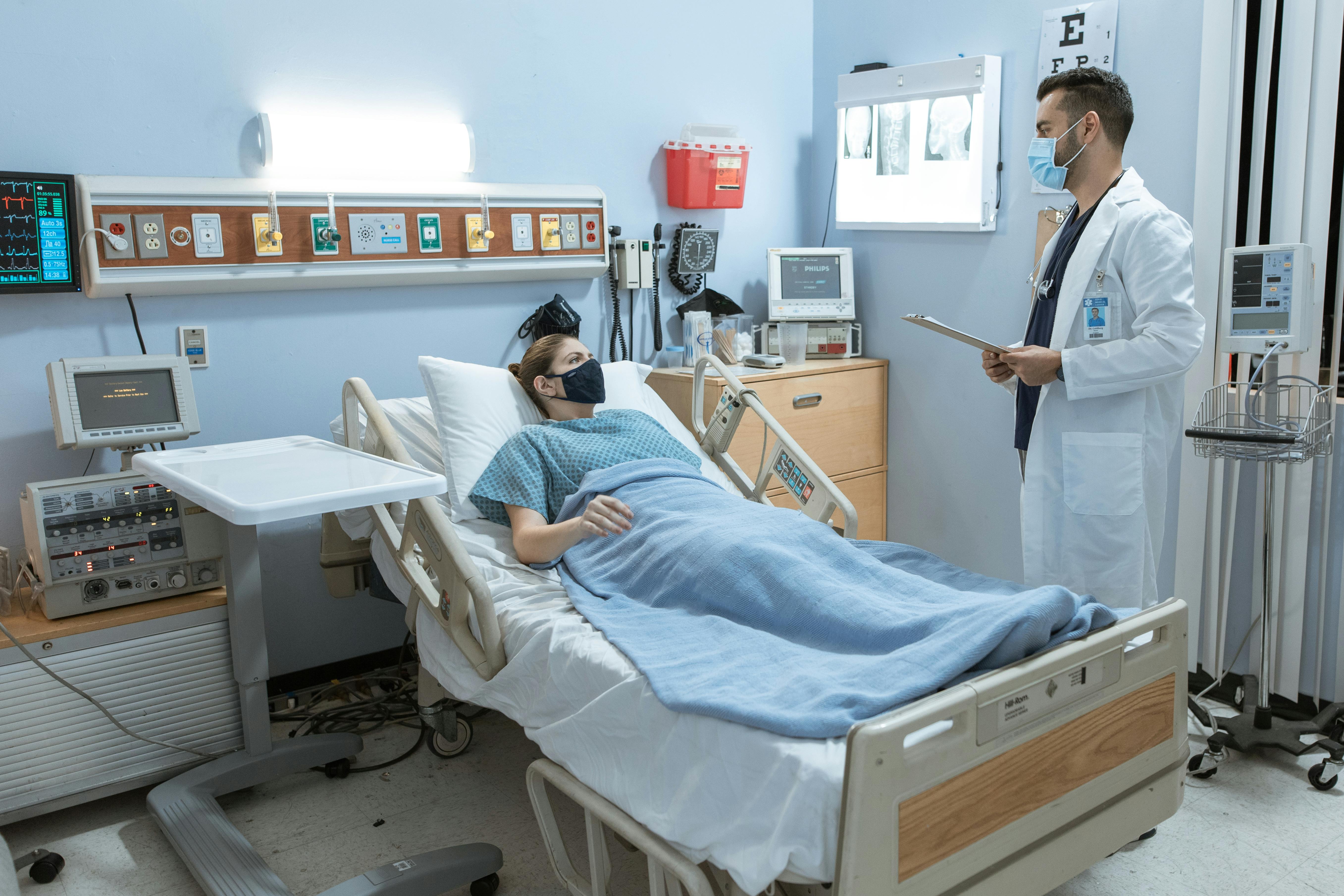 Médico atendiendo a una paciente | Fuente: Pexels