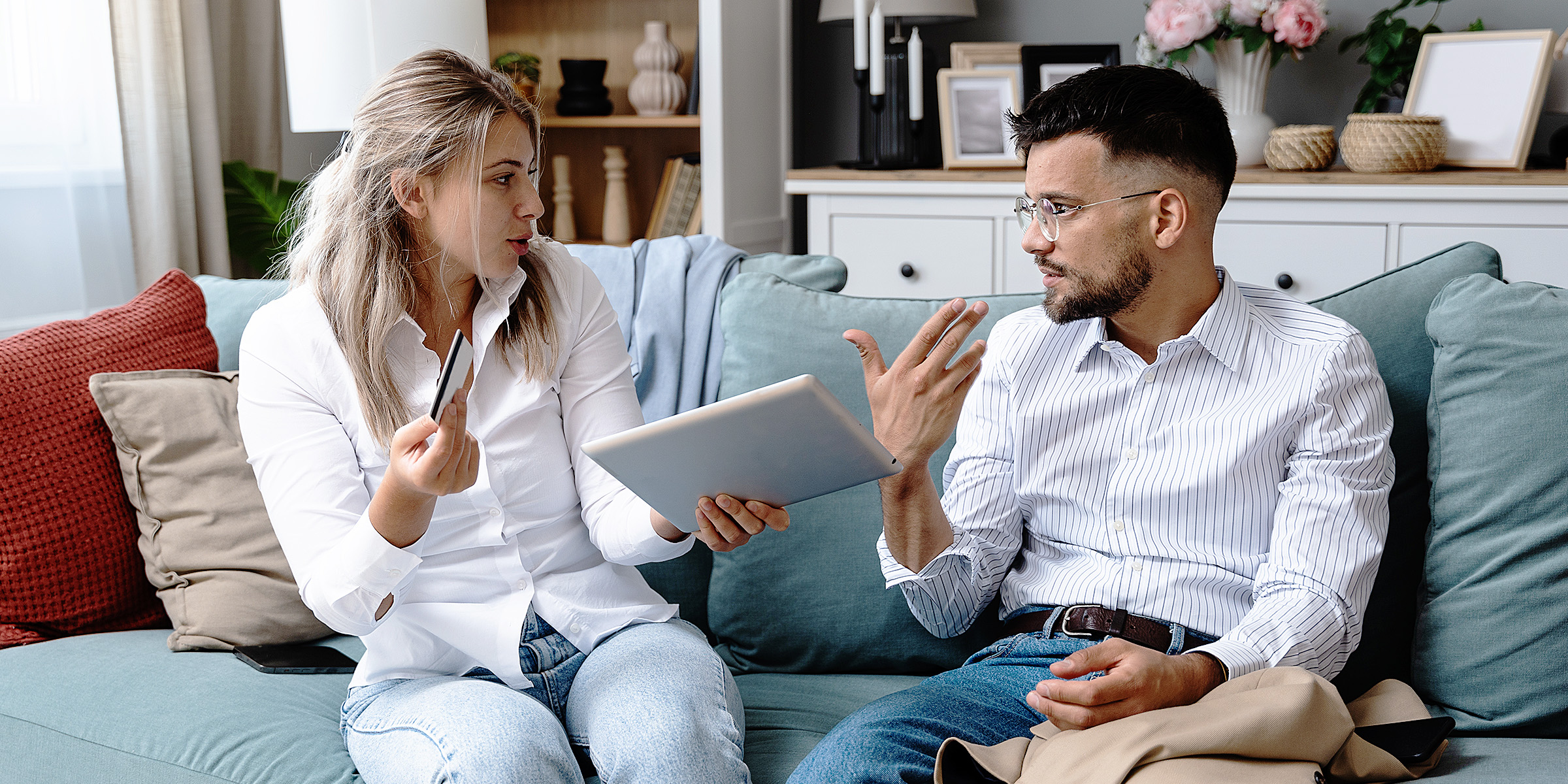 Una mujer hablando con un hombre | Fuente: Shutterstock