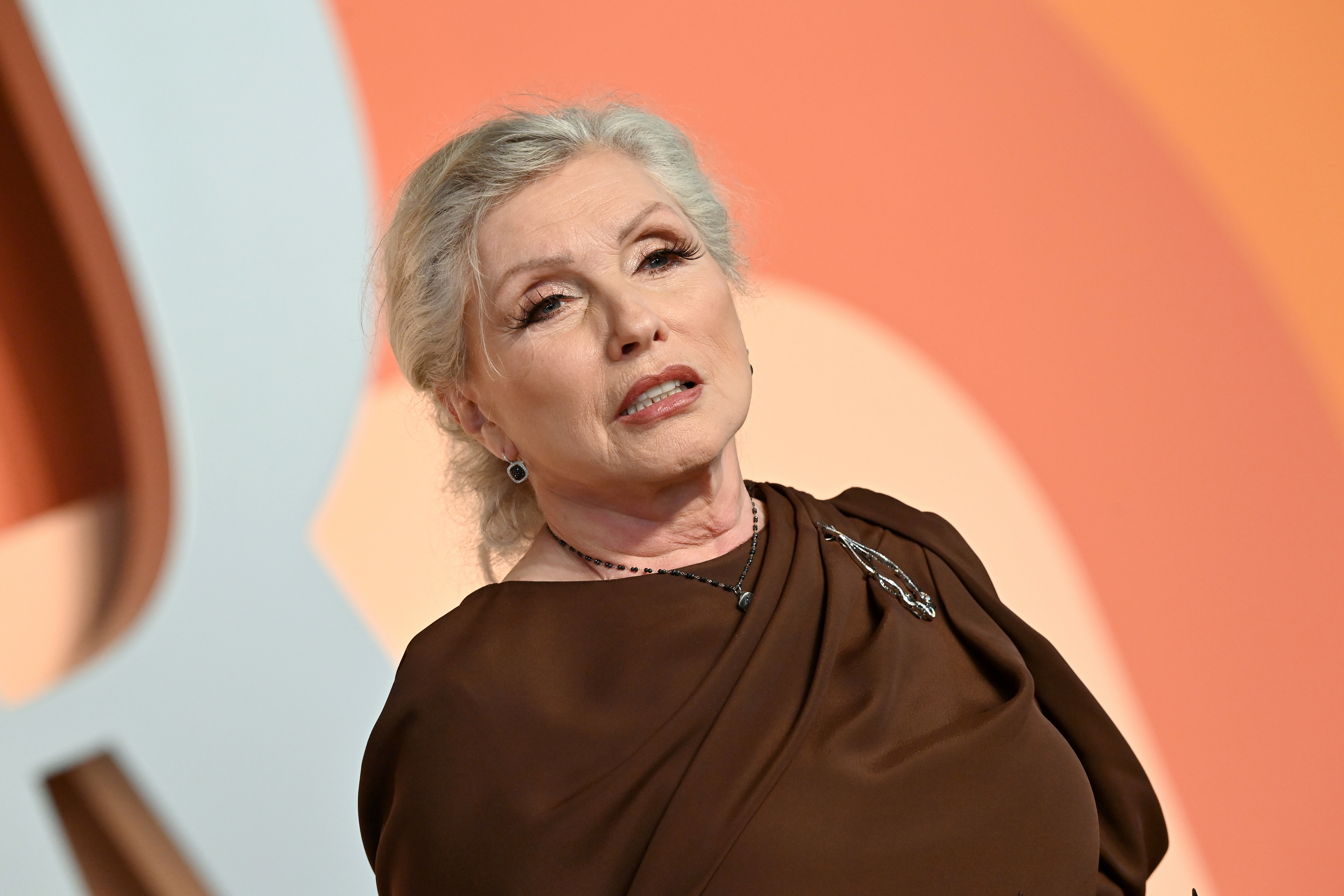 Debbie Harry en la 2025 Vanity Fair Oscar Party en el Wallis Annenberg Center for the Performing Arts el 2 de marzo en Beverly Hills, California. | Fuente: Getty Images