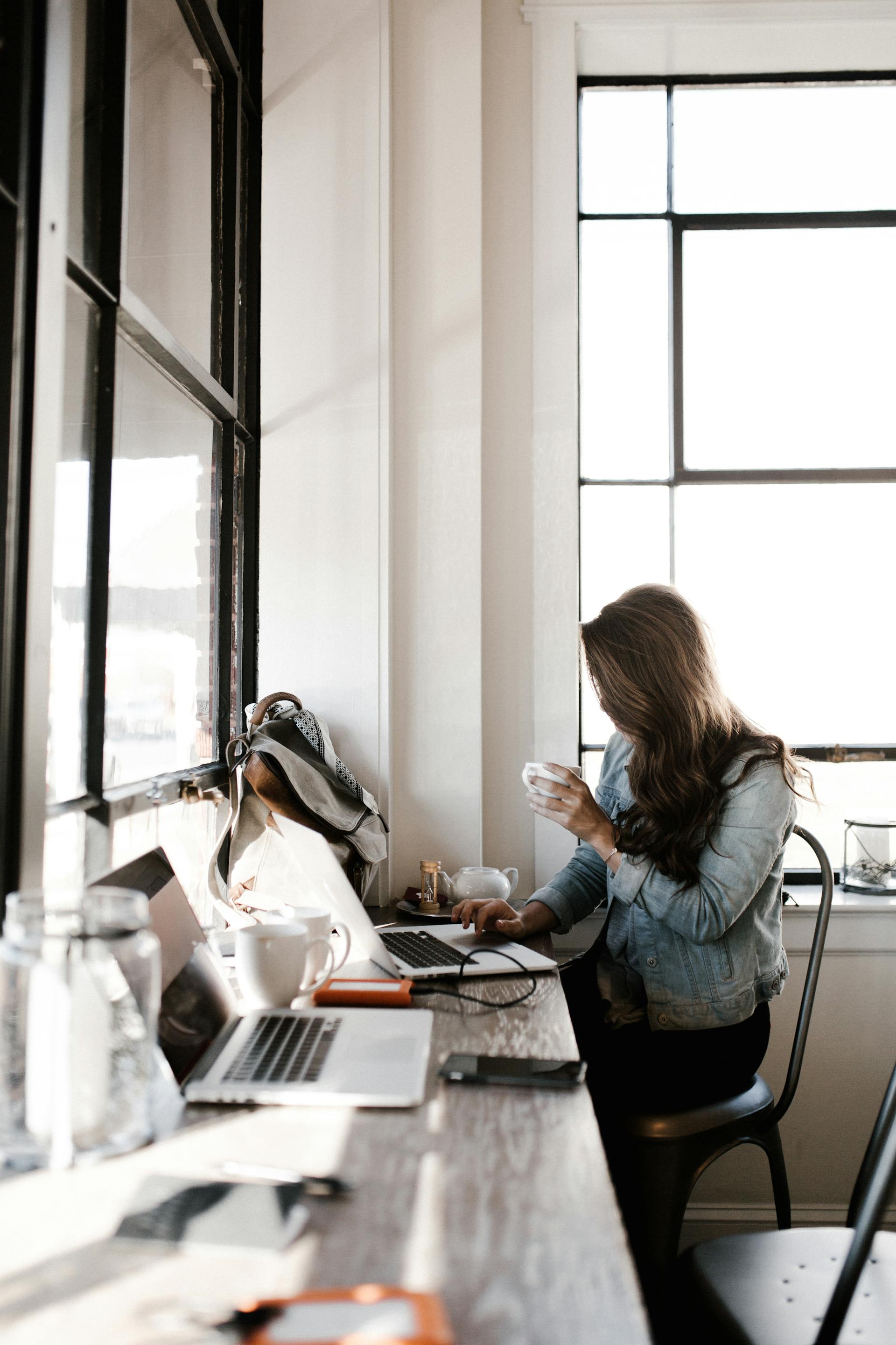 Una mujer bebiendo café | Fuente: Pexels