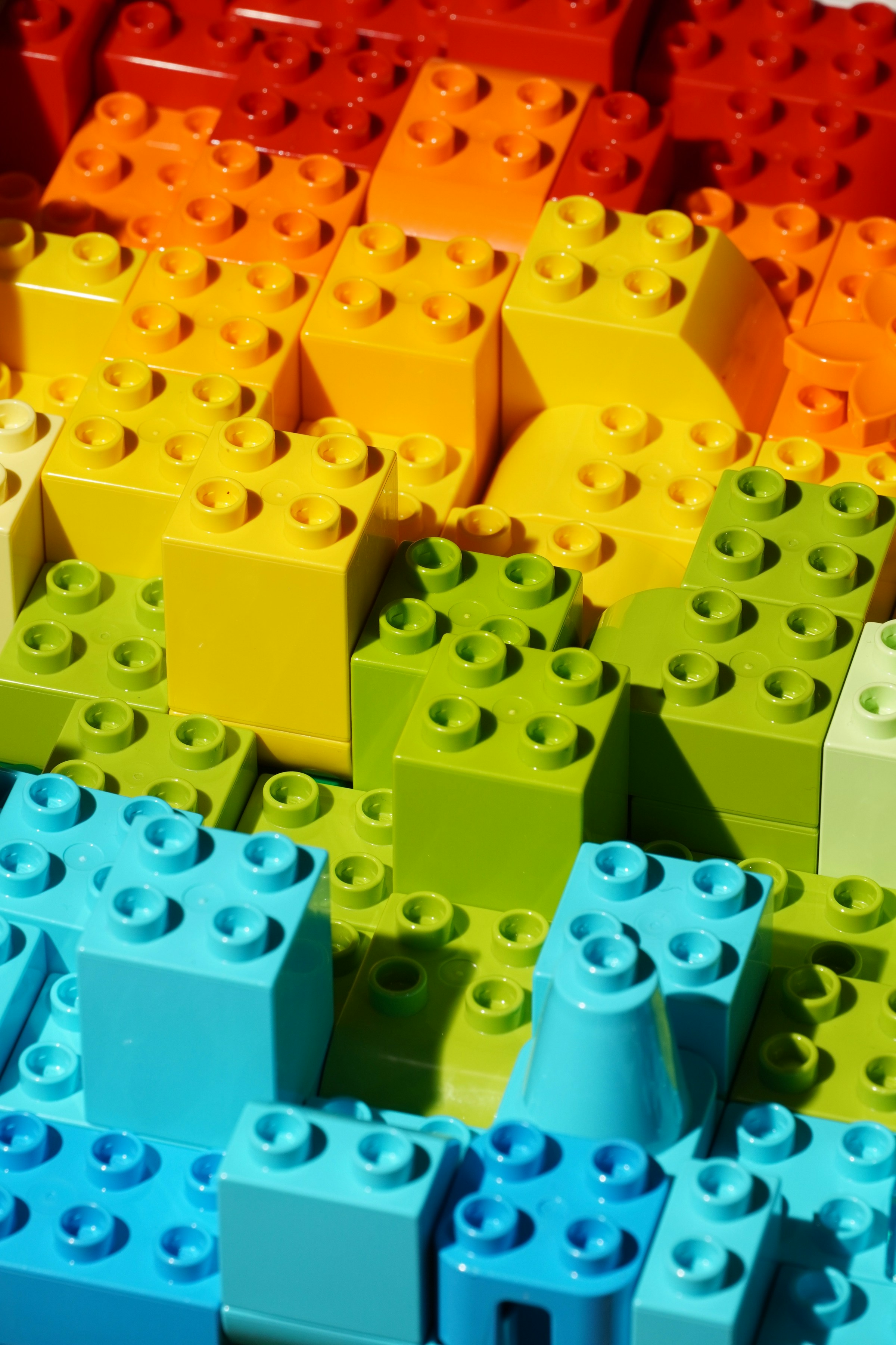 Un primer plano de muchas piezas de LEGO de diferentes colores | Fuente: Unsplash