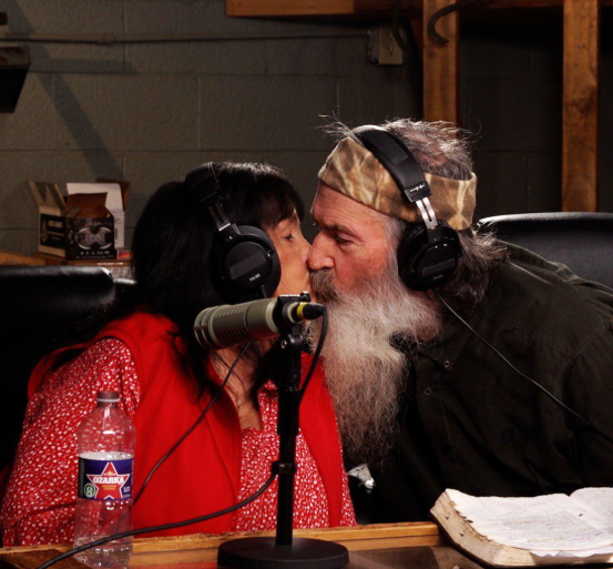 Beso de Kay y Phil Robertson, fechado en noviembre de 2023 | Fuente: instagram/officialphilrobertson