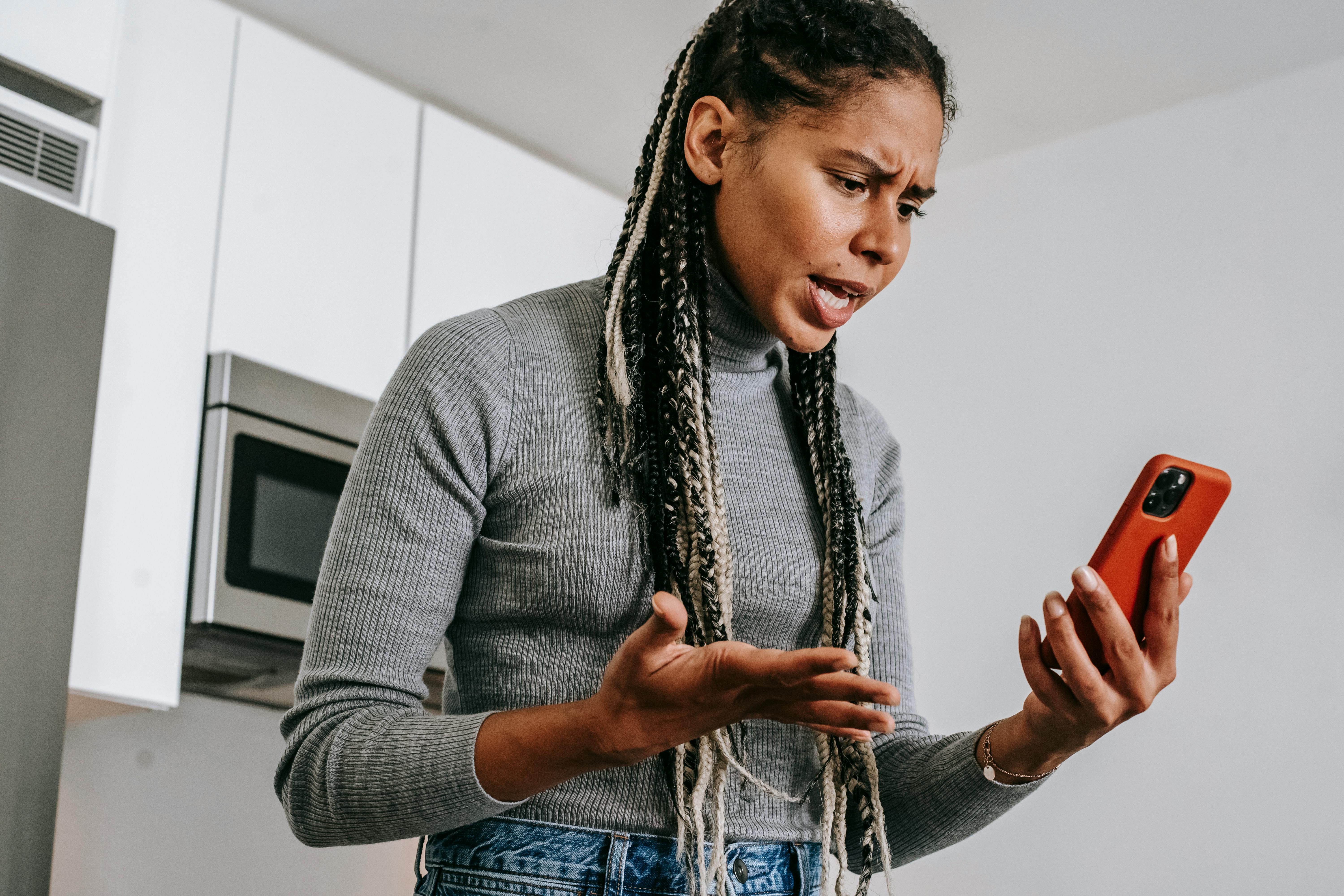 Una mujer gritando en un móvil | Fuente: Pexels