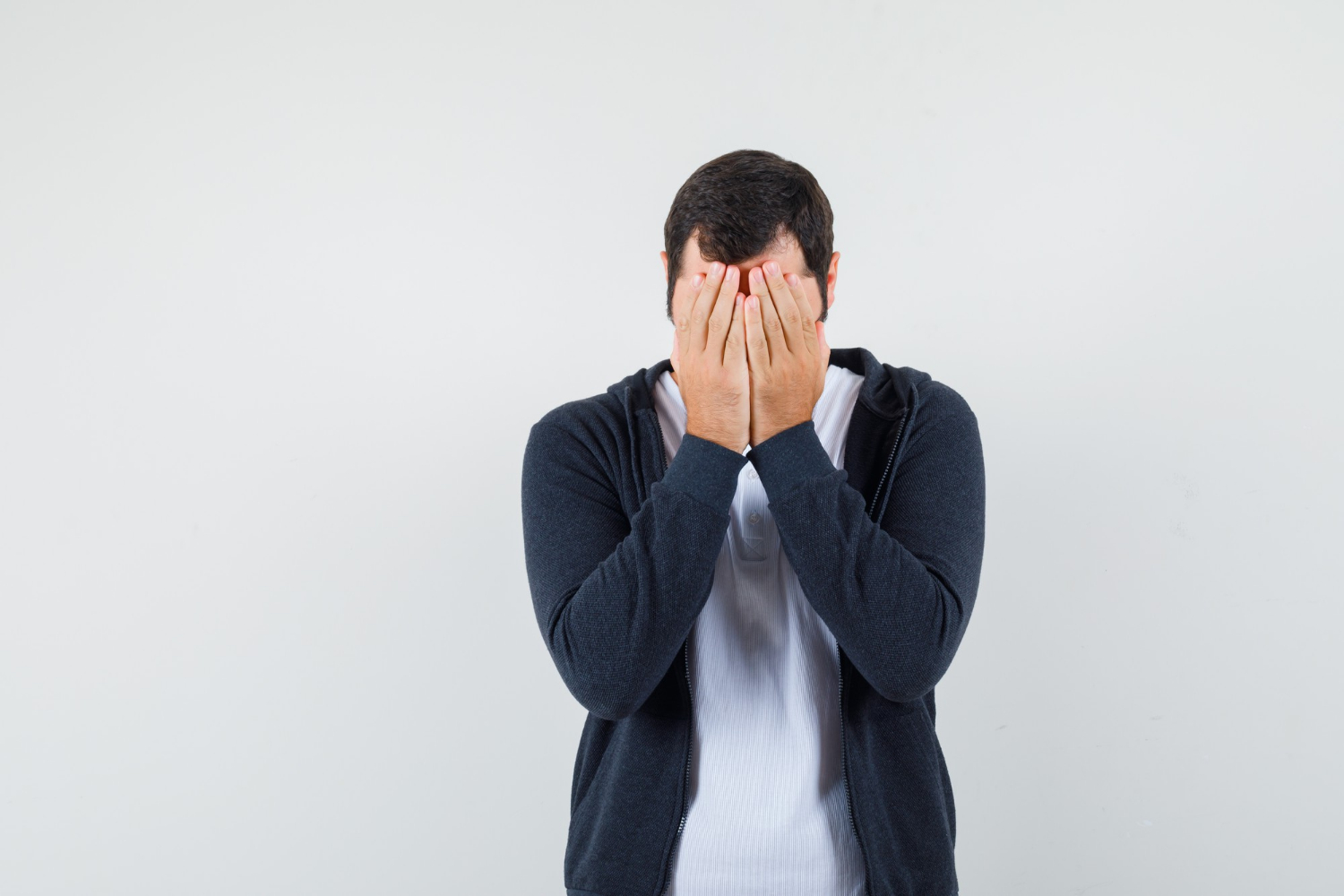 Un hombre triste y culpable | Fuente: Freepik