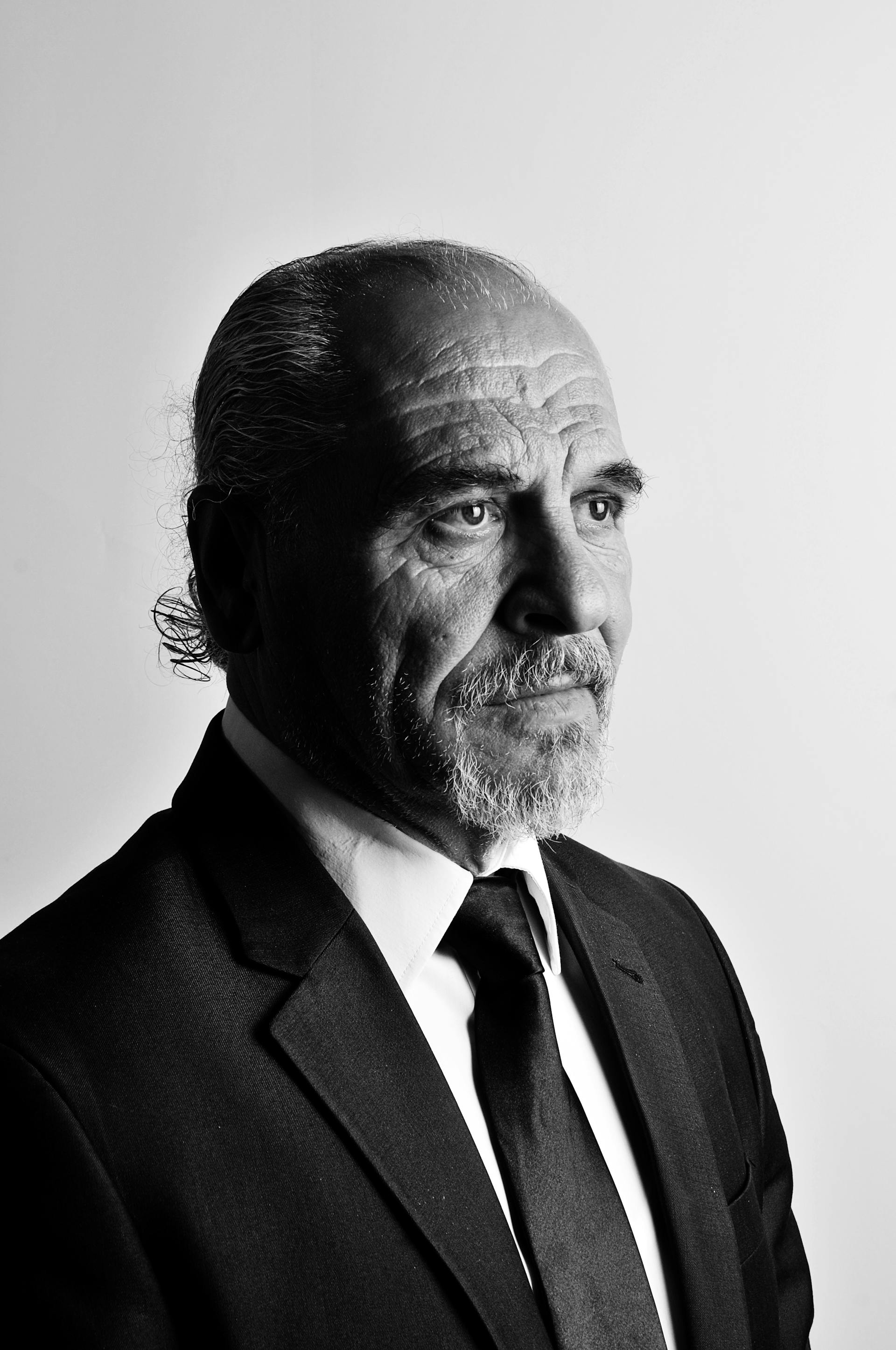 Un hombre de mediana edad, bien vestido, mirando fríamente algo | Fuente: Pexels