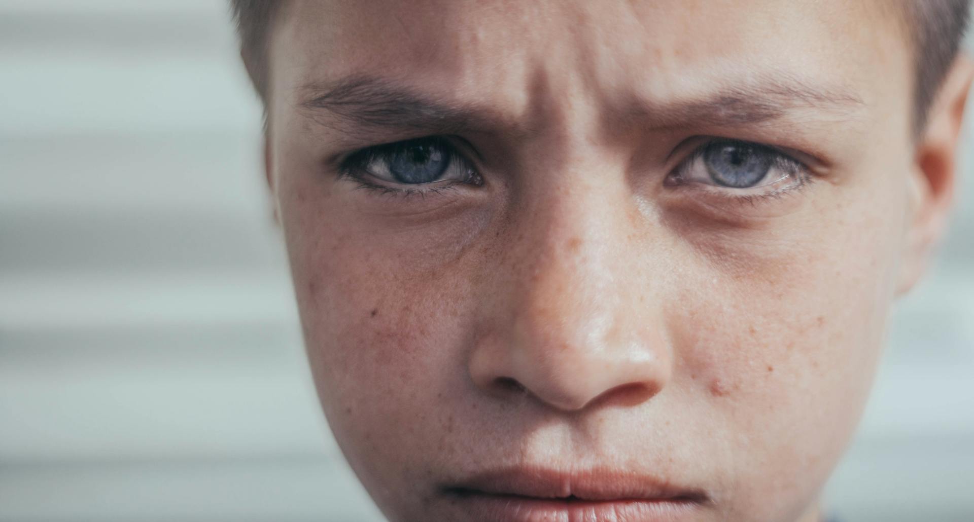 Un chico arrepentido | Fuente: Pexels