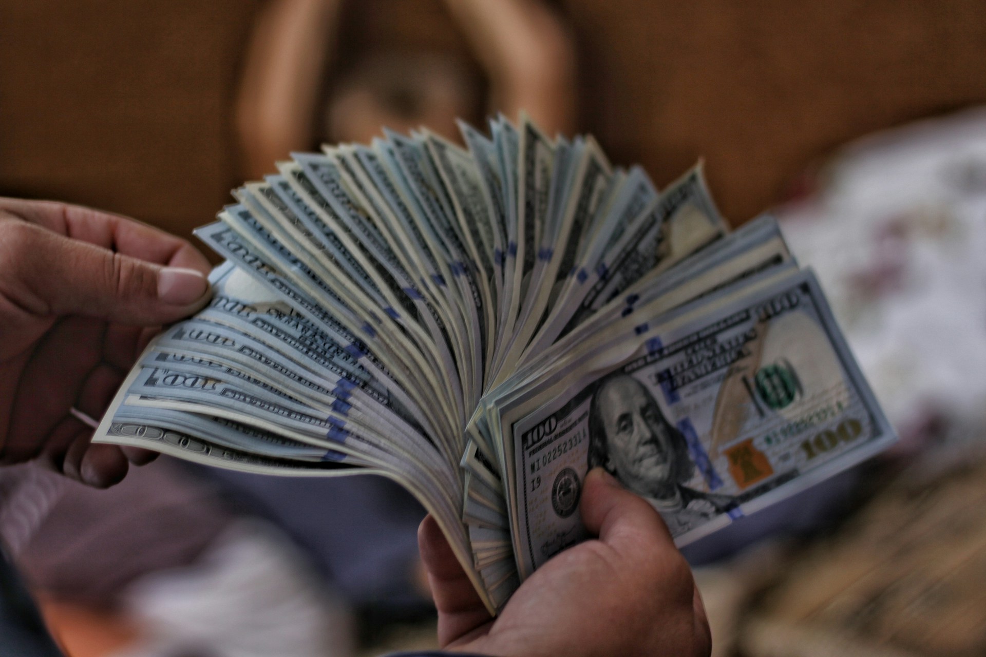 Un hombre con dinero en la mano | Fuente: Unsplash
