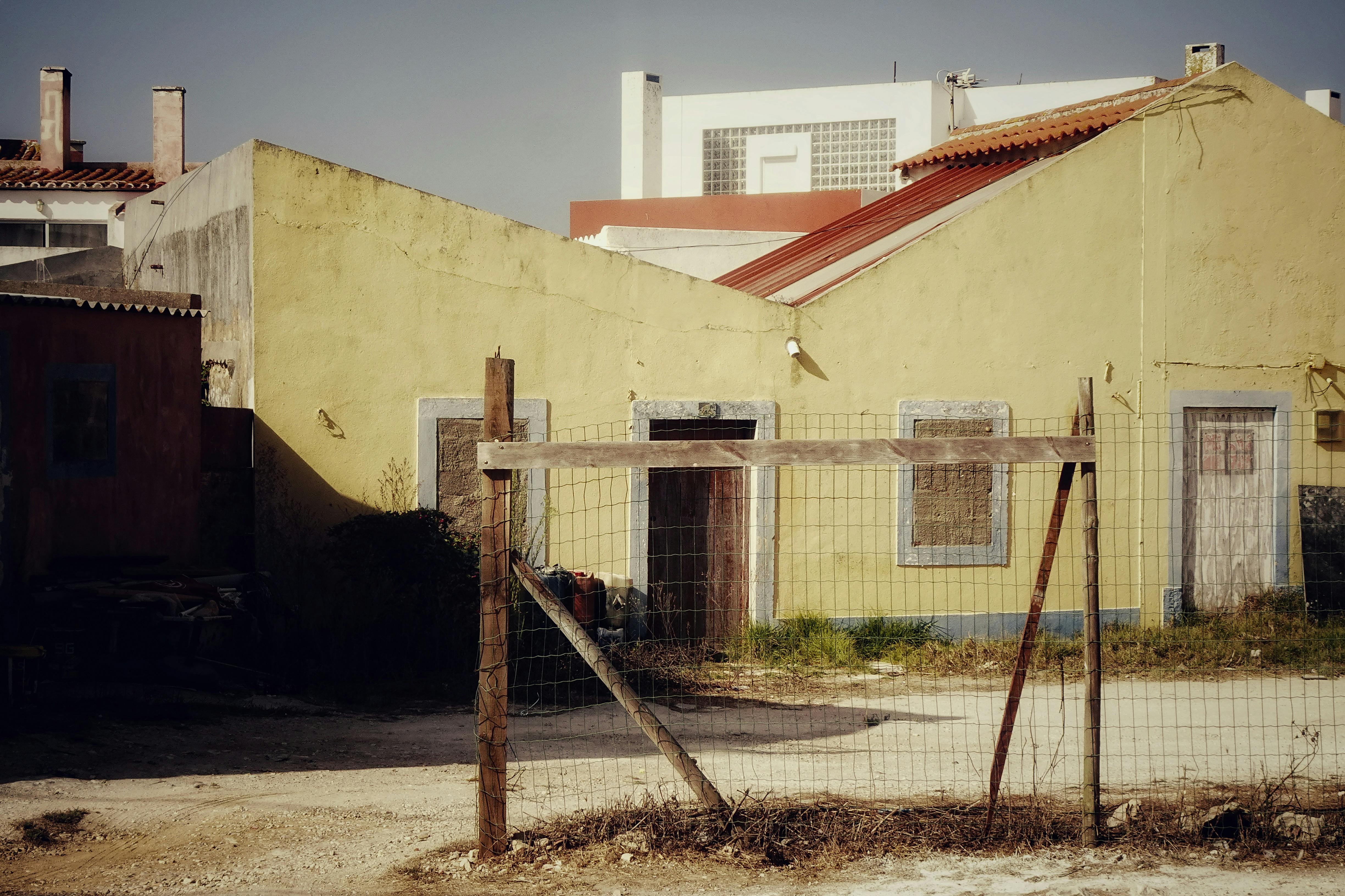 Casas antiguas en un barrio | Fuente: Pexels