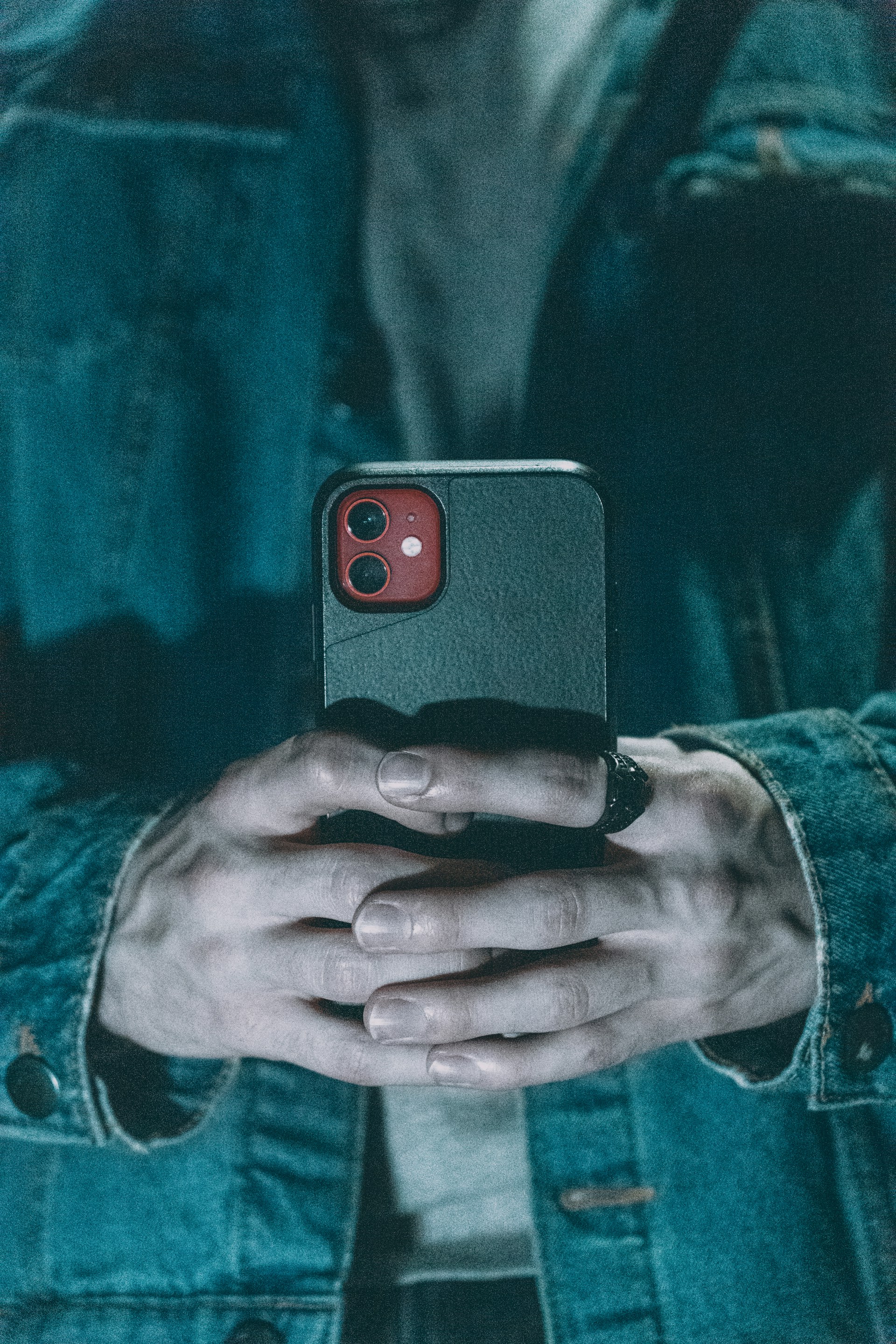 Un hombre sujetando su teléfono | Fuente: Unsplash
