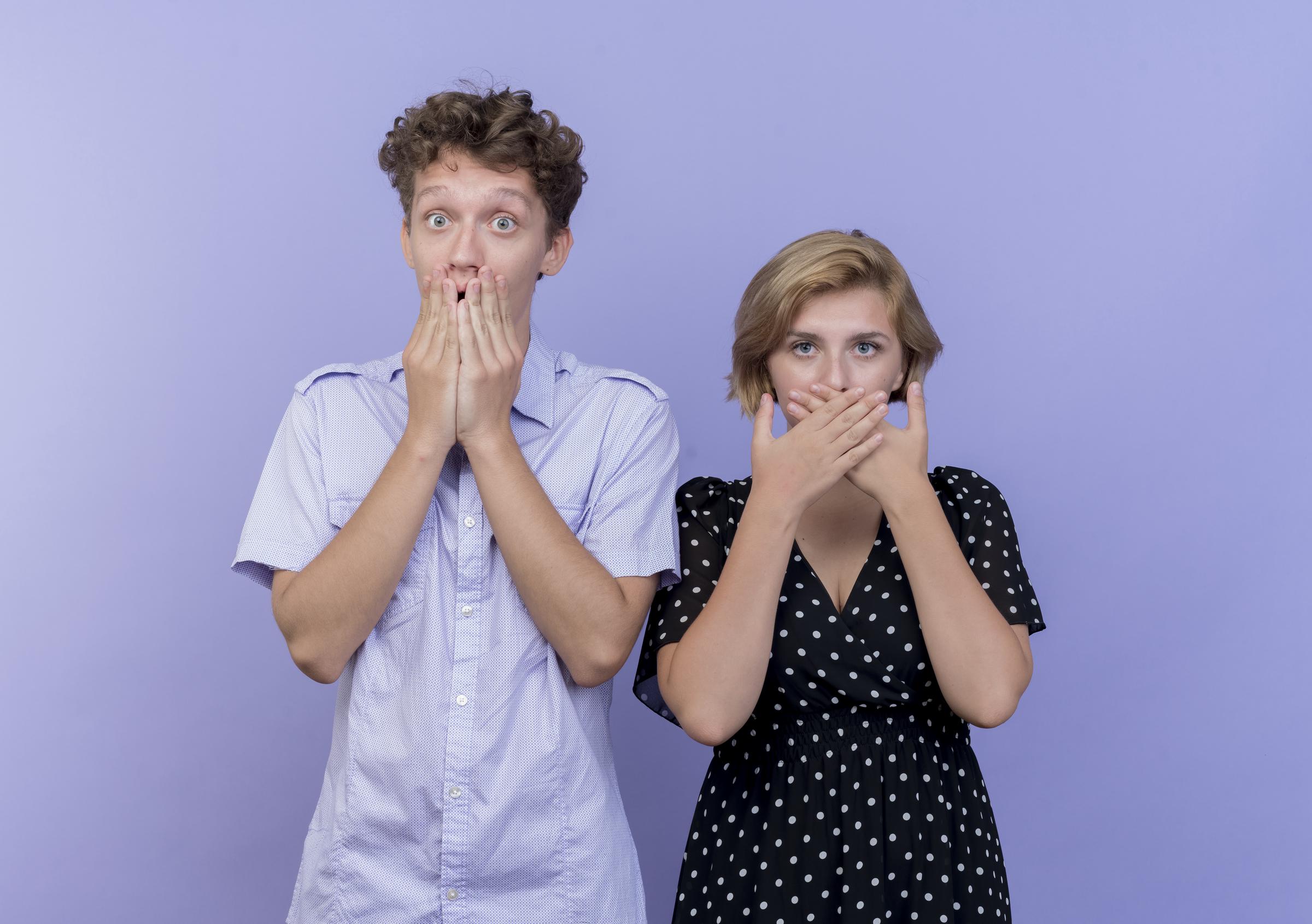 Un niño y una niña conmocionados | Fuente: Freepik