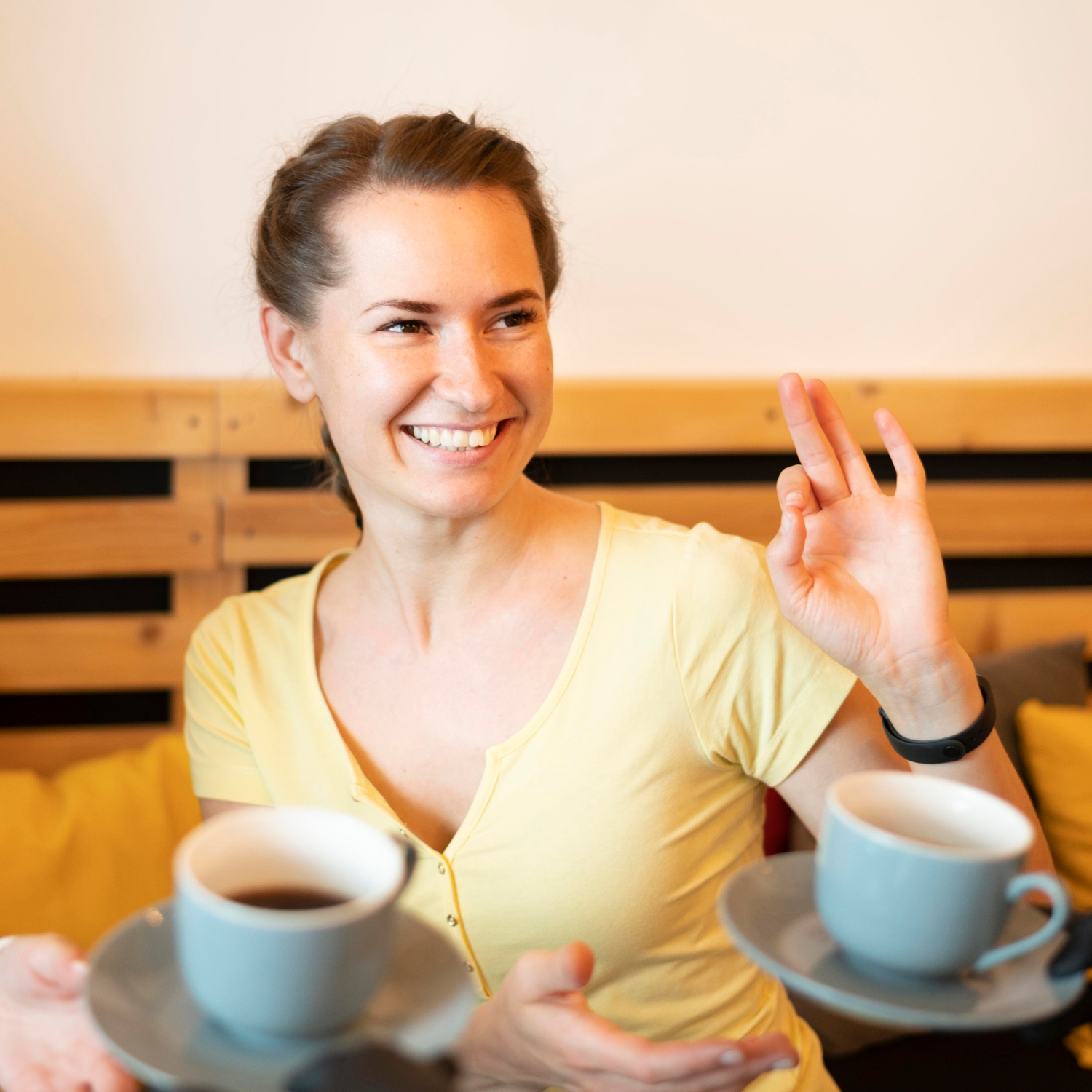Una mujer alegre haciendo un gesto con la mano | Fuente: Freepik