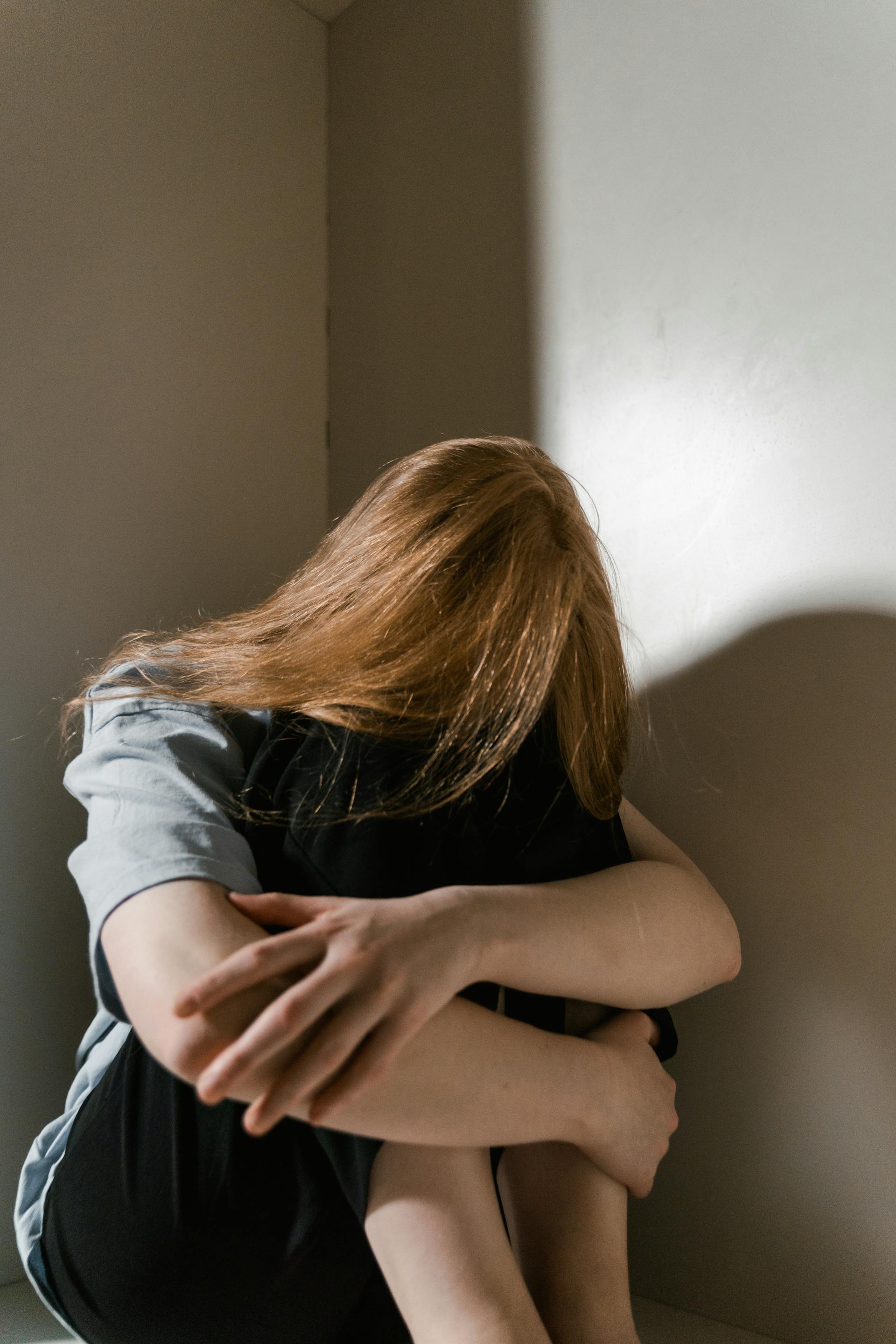 Una adolescente sentada sola en su habitación | Fuente: Pexels