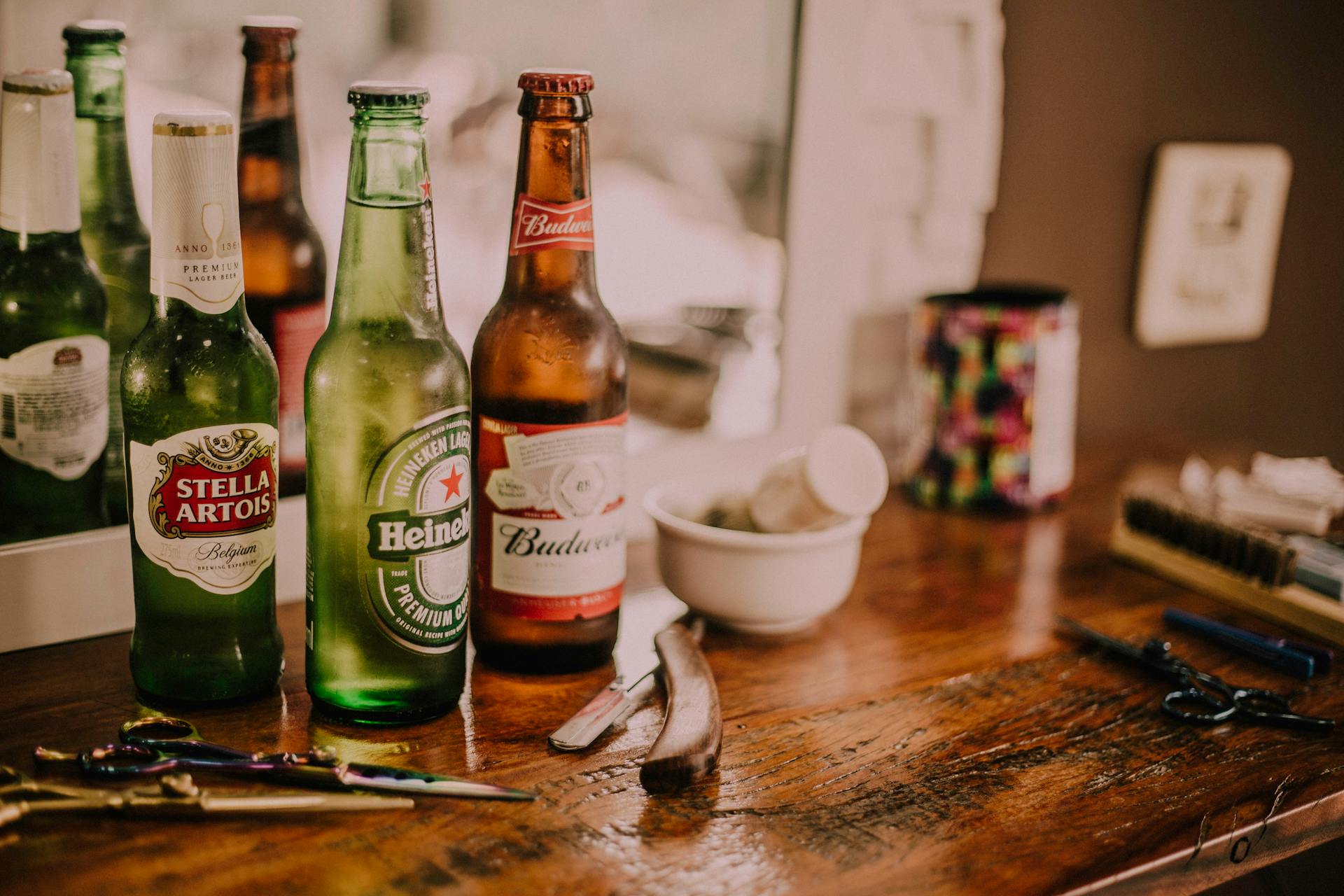 Tres botellas de cerveza sobre una mesa | Fuente: Pexels