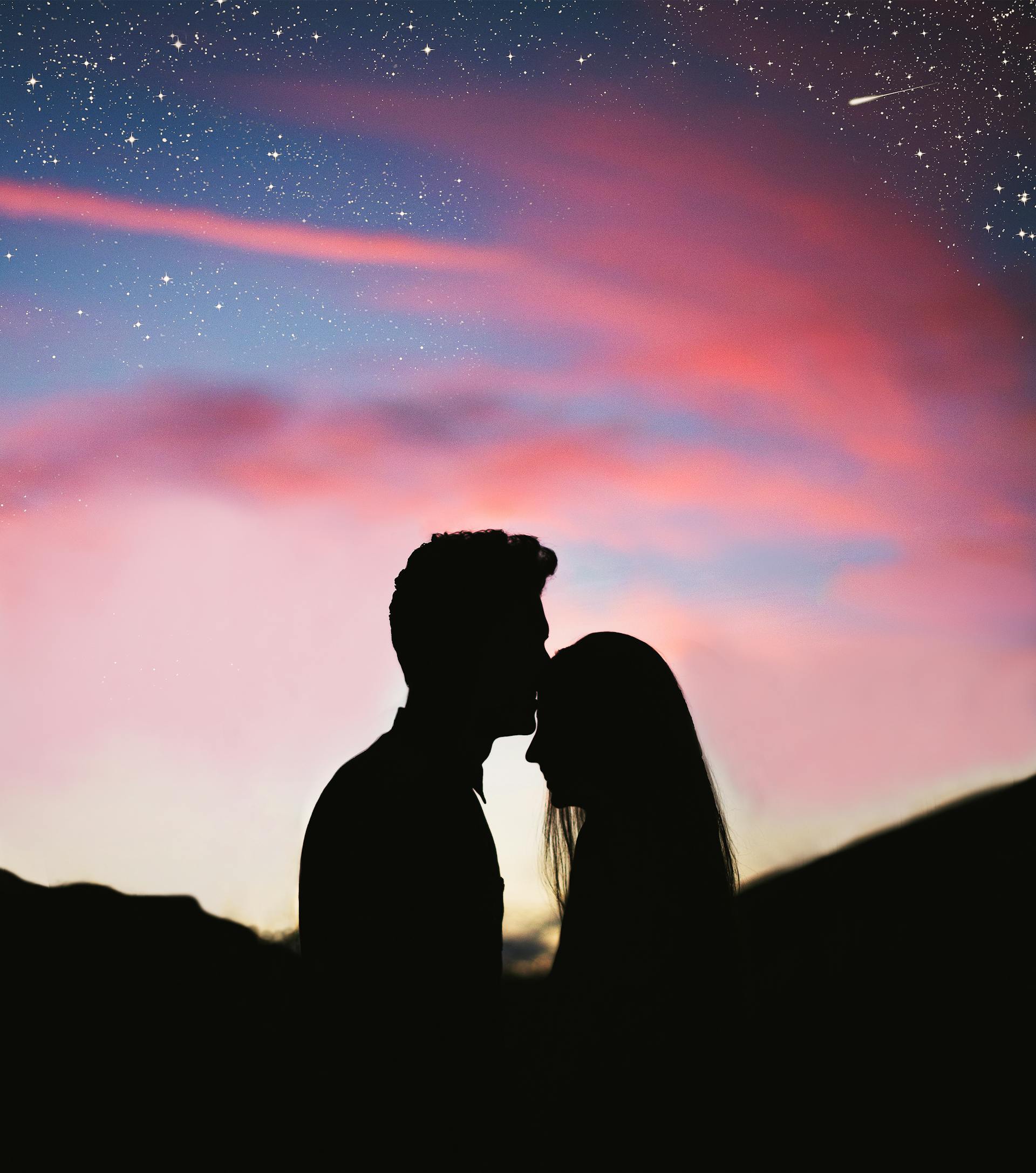 Silueta de un hombre besando la frente de una mujer | Fuente: Pexels
