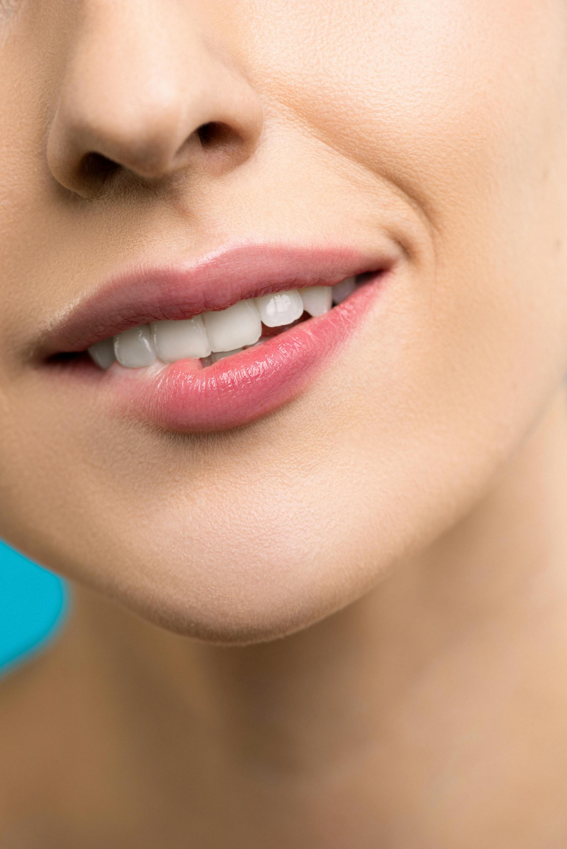 Una mujer mordiéndose el labio mientras sonríe | Fuente: Pexels