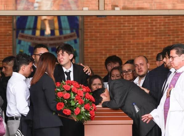 Familiares lloran por la muerte de Jaime Esteban Moreno. | Fuente: Facebook/Noticias Huila Digital.