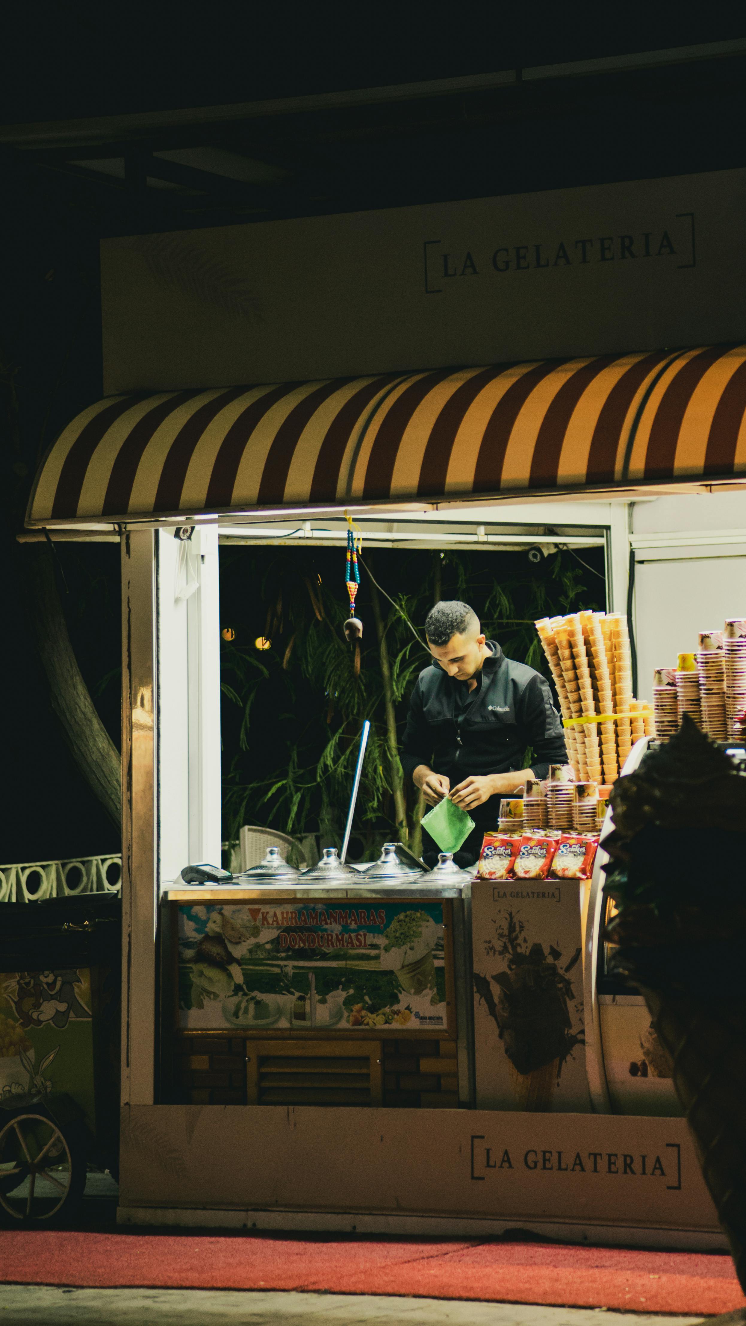 Un puesto de helados por la noche | Fuente: Pexels