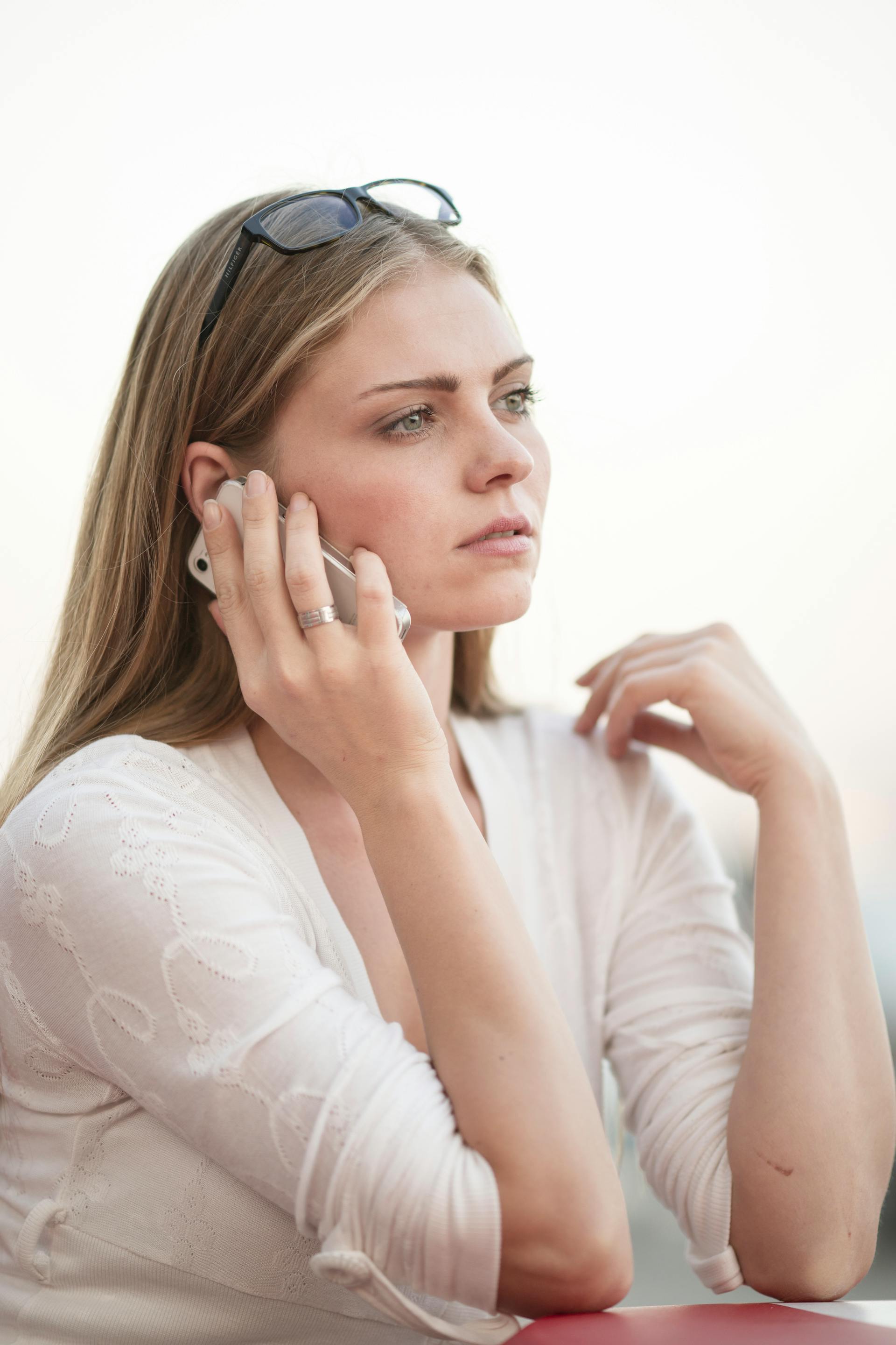 Una mujer tensa hablando por el móvil | Fuente: Pexels