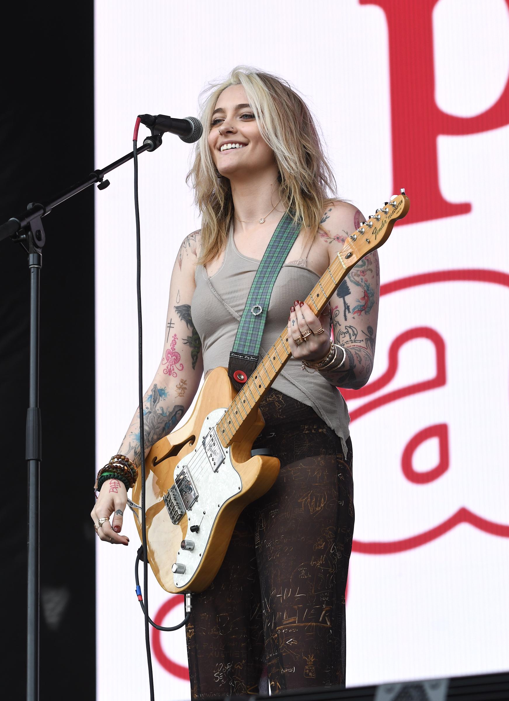 Paris Jackson aparece en el escenario durante un concierto en directo el 27 de mayo de 2022 en Allston, Massachusetts. | Fuente: Getty Images