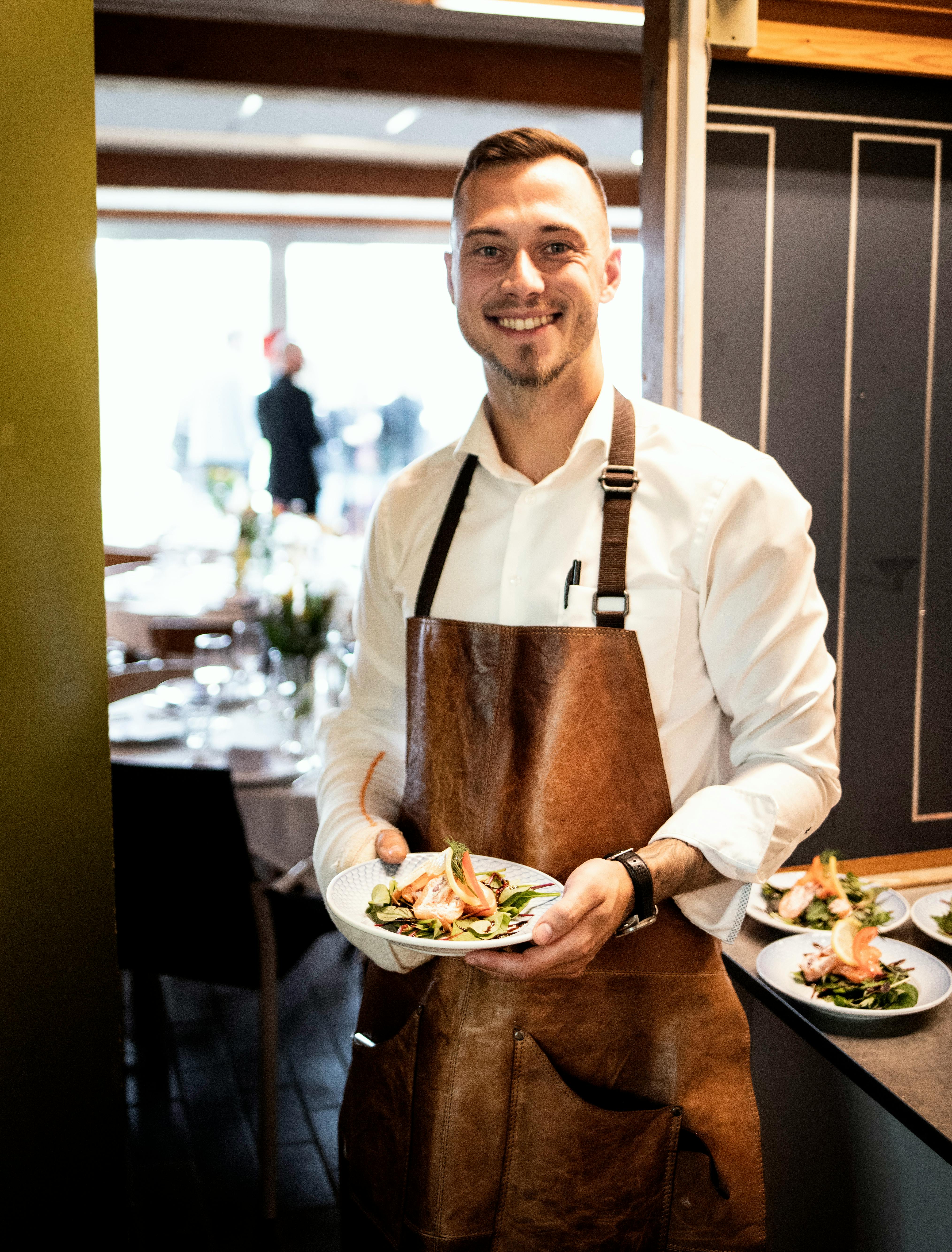 Un camarero en un restaurante | Fuente: Pexels