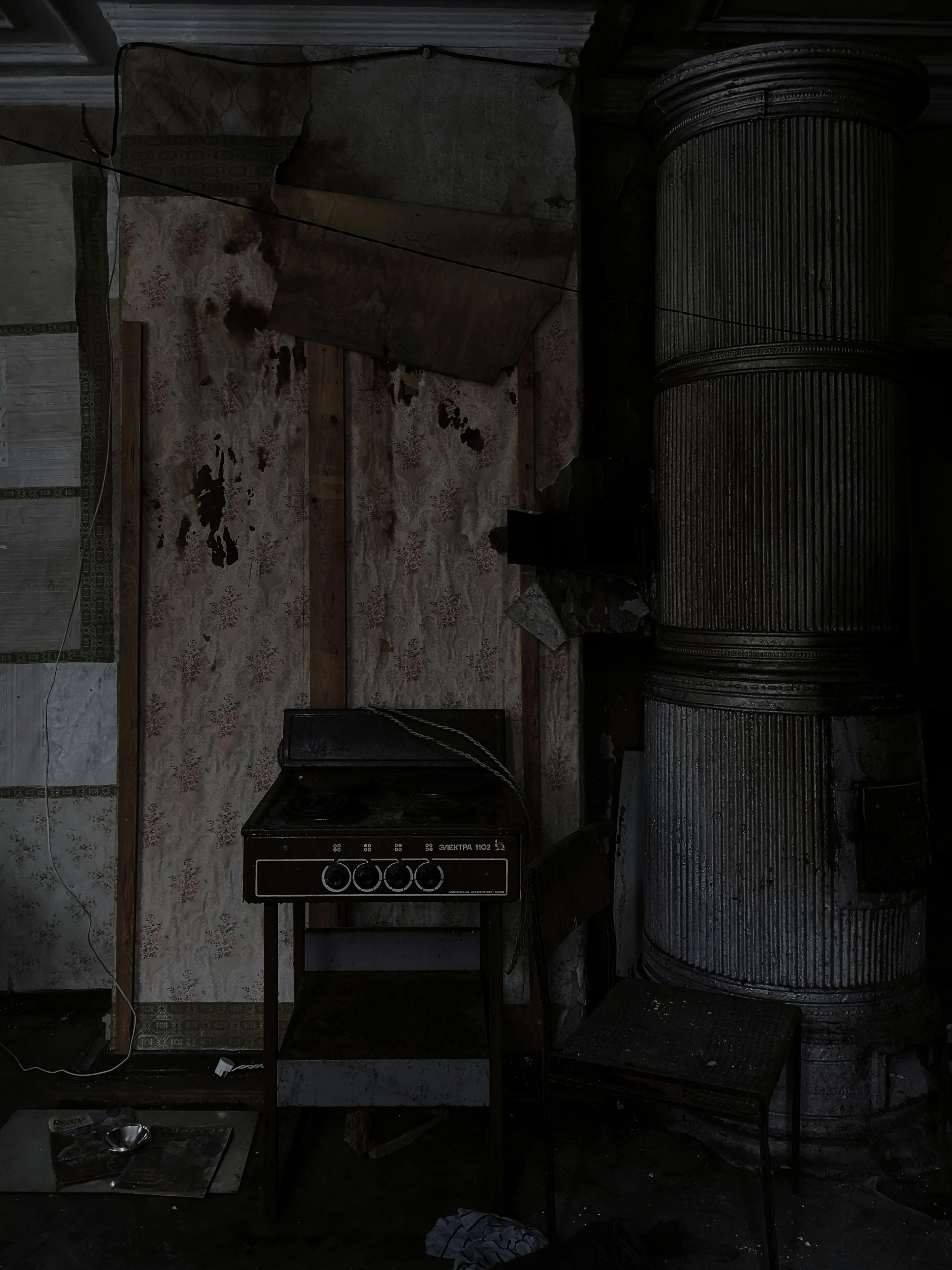 Casa pobre con una cocina estropeada | Fuente: Pexels